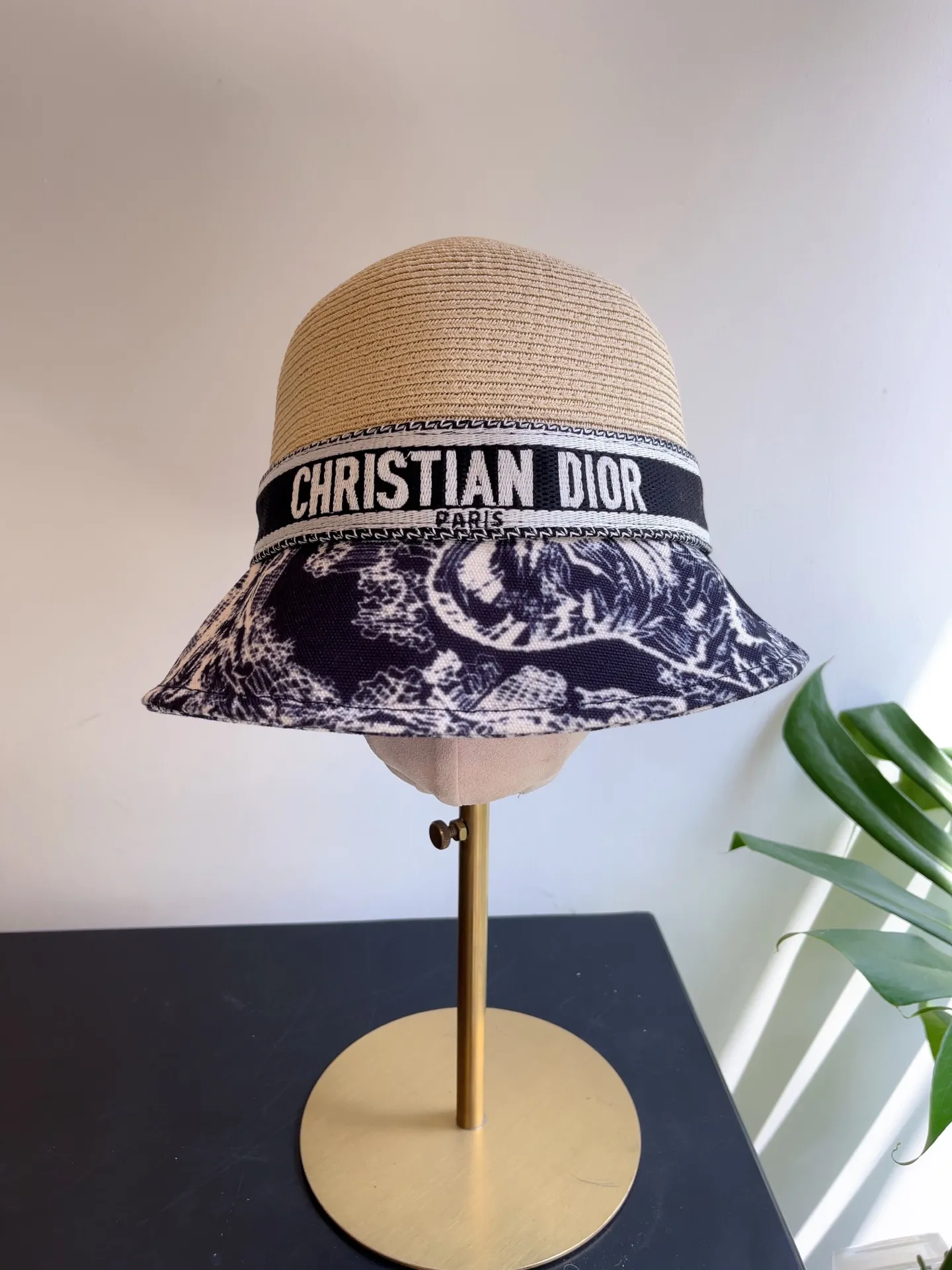 New arrival ꫛꫀꪝ ❥—— 🖤Dior spliced ​​papyrus cloth spliced ​​basin hat ✨Foldable and easy to carry! ⚜️Fashionable sunshade 📣Beige and black 🎊Exclusively available