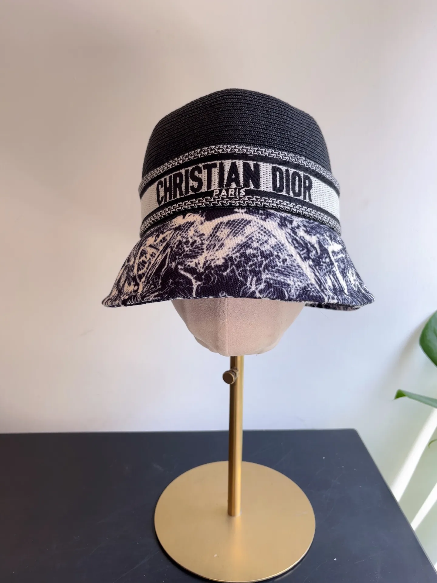 New arrival ꫛꫀꪝ ❥—— 🖤Dior spliced ​​papyrus cloth spliced ​​basin hat ✨Foldable and easy to carry! ⚜️Fashionable sunshade 📣Beige and black 🎊Exclusively available