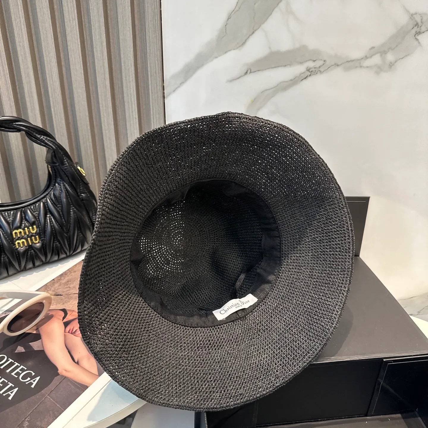 P96 Dior sun protection bucket hat is made of high density, a super tasteful hat that shows off your face and is small ~ your first choice for travel! The hat is super beautiful in shape and color, lightweight and foldable! A must-have for little fairies🧚Head circumference 57cm