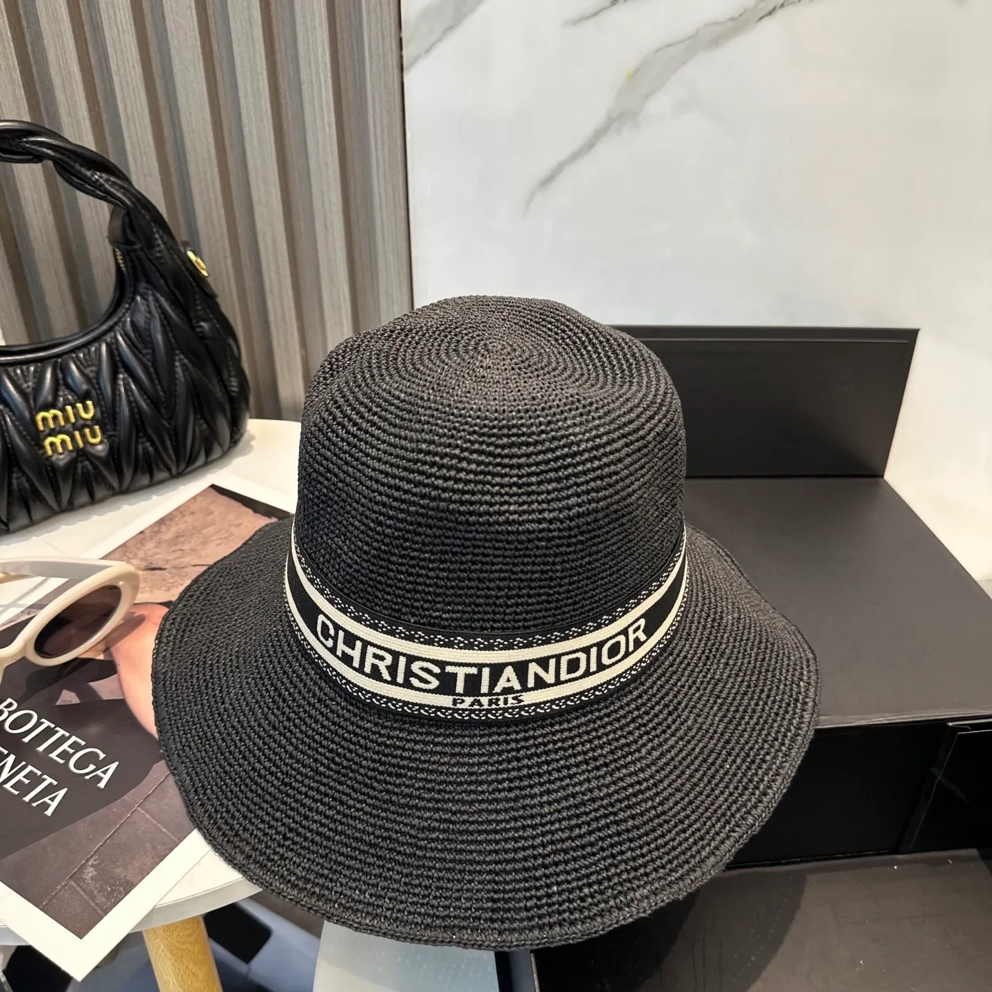 P96 Dior sun protection bucket hat is made of high density, a super tasteful hat that shows off your face and is small ~ your first choice for travel! The hat is super beautiful in shape and color, lightweight and foldable! A must-have for little fairies🧚Head circumference 57cm
