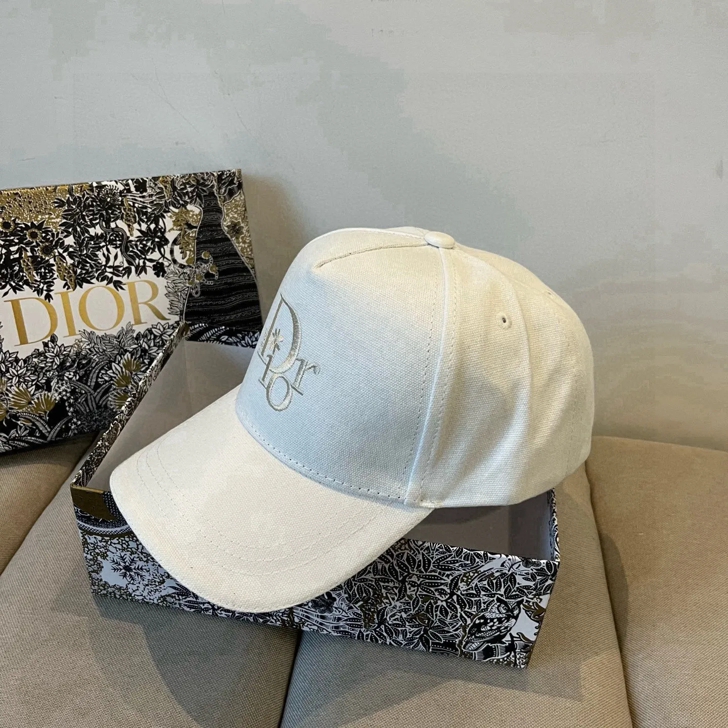 P60 [DIOR Dior] new popular simple baseball cap 🧢, new model shipped, big brand style is super easy to match, hurry up and get it!