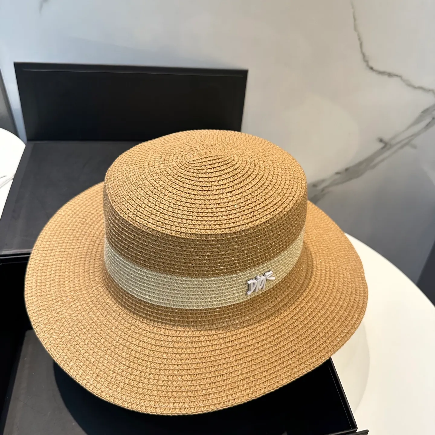 P70 Dior2025 new straw hat, advanced customization, lady style, attention to detail, sun protection and UV protection in summer, a must-have for travel, versatile and good-looking
