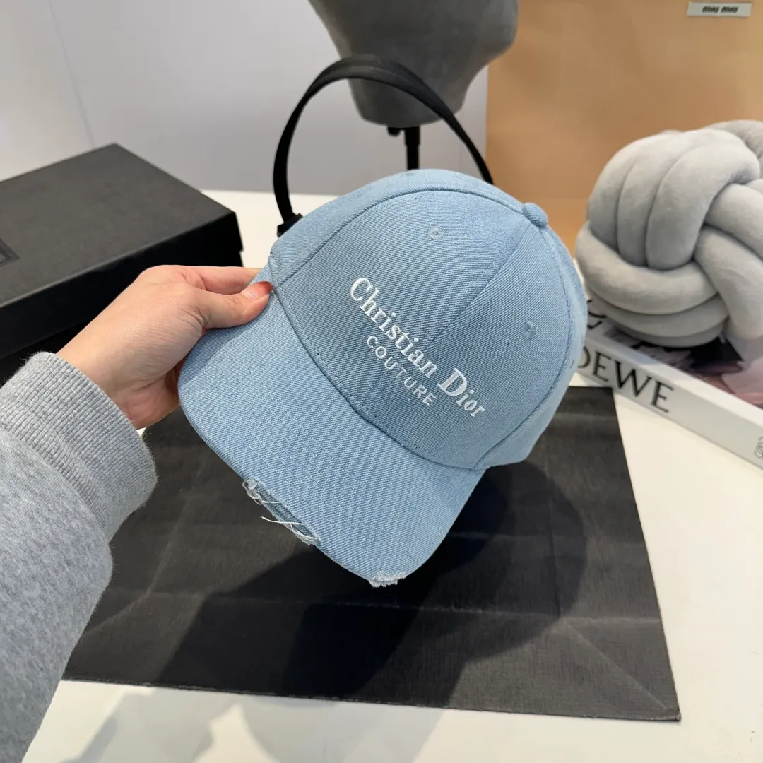 P60 DIOR Dior embroidery Presbyopia D’s baseball cap🧢, super popular