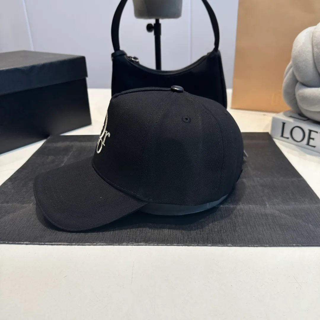 P60 DIOR Dior's new popular simple baseball cap 🧢, new model shipped, big brand style is super easy to match, hurry up and get it!