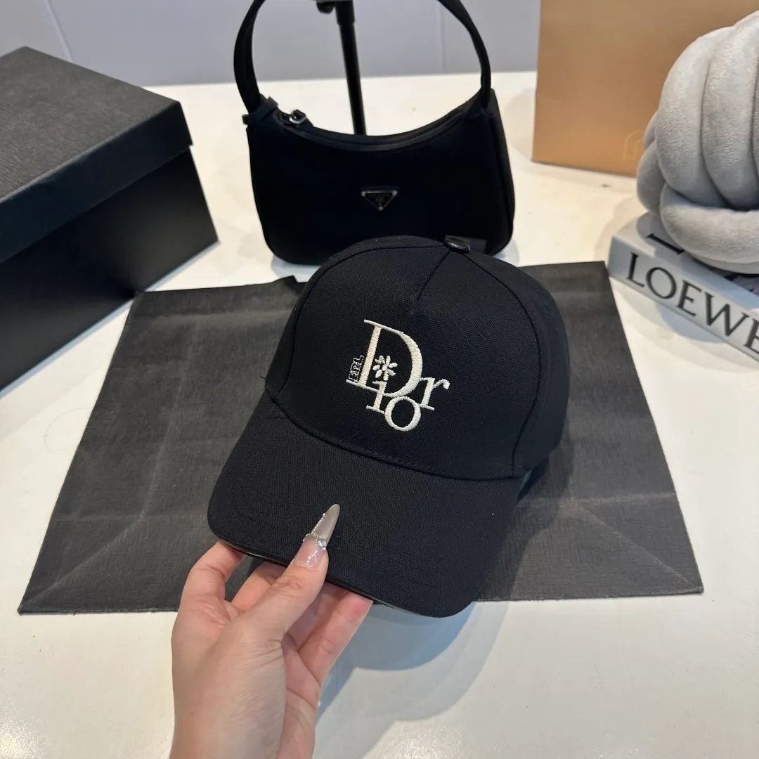 P60 DIOR Dior's new popular simple baseball cap 🧢, new model shipped, big brand style is super easy to match, hurry up and get it!