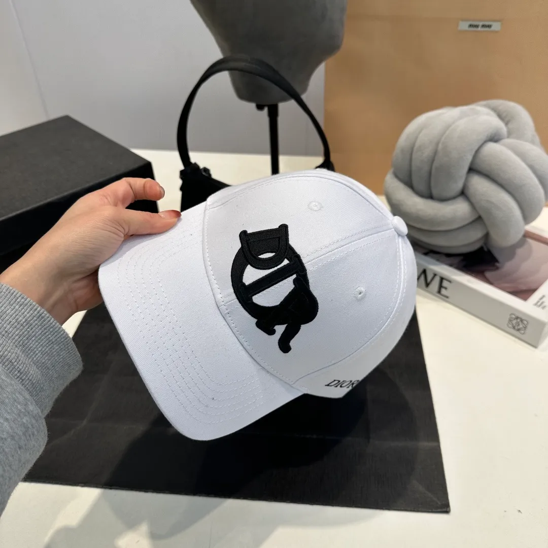 P60 Dior Baseball Cap🧢Simple and elegant❤Fashionable and generous🌹Low-key luxury. Sun protection, fashionable and versatile. Dear, hurry up and get it🤩You deserve it! Adjustable size!