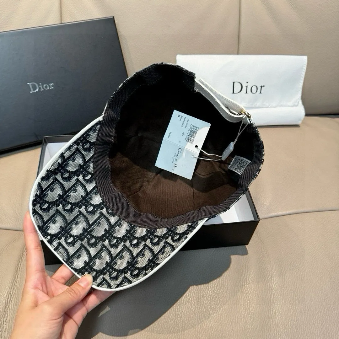p90, Dior's new original baseball cap, Dior presbyopia, full of retro charm, popular out of stock at counters, 1:1 mold customization, original canvas fabric + first-layer cowhide, pure cotton lining, light and breathable! The quality is great, the basic head circumference is 56cm, and the patch is adjustable.