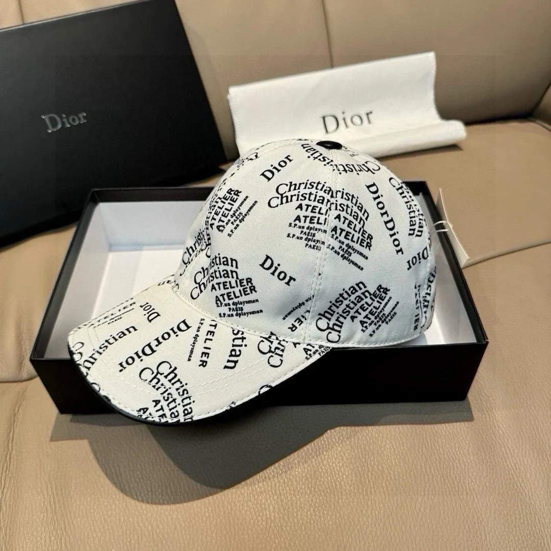 p90, Dior's new original baseball cap, Christian Dior screen printing, full of retro charm, popular out of stock at counters, 1:1 mold customization, original canvas fabric + first-layer cowhide, pure cotton lining, light and breathable! The quality is great, the basic head circumference is 56cm, and the patch is adjustable.