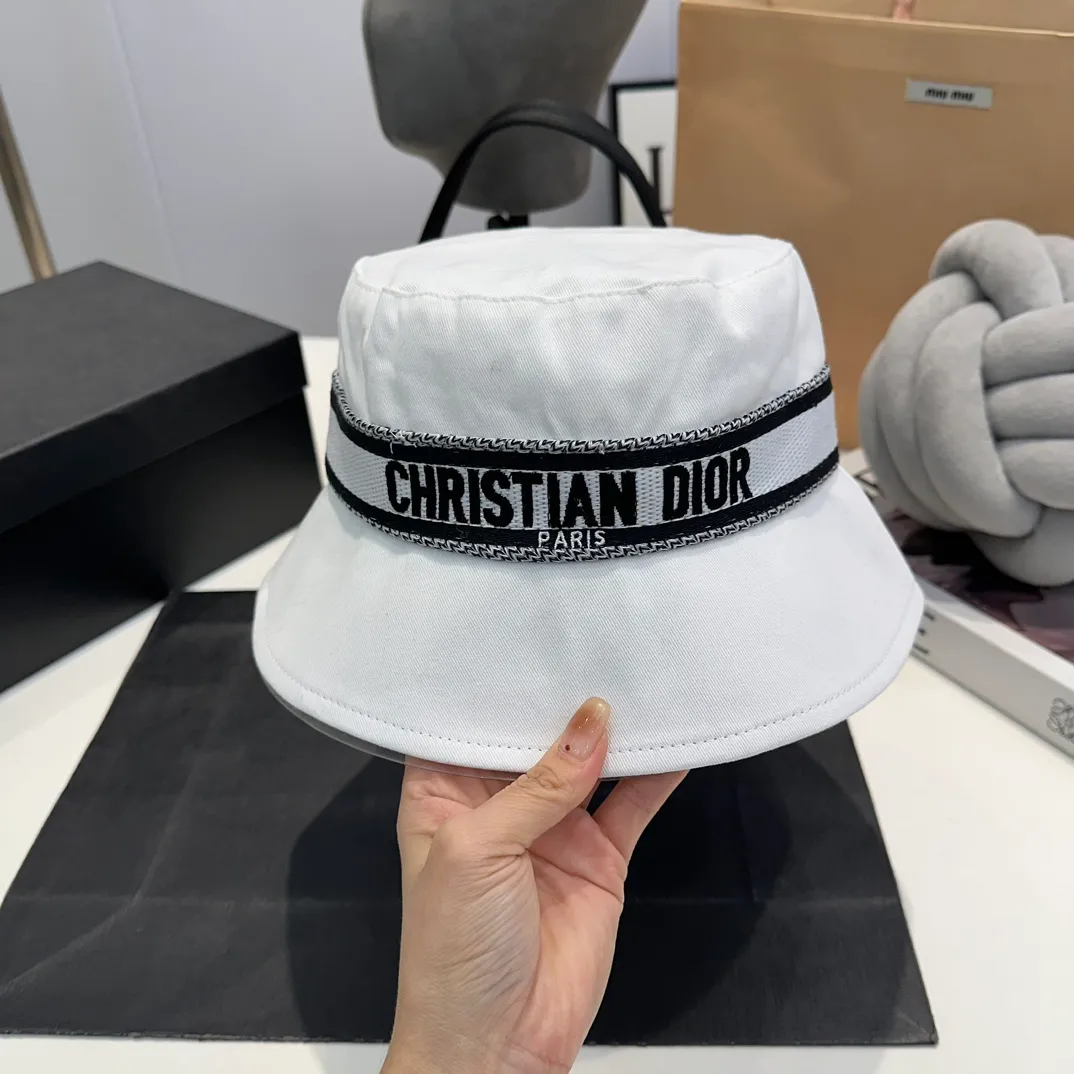 P70 Dior Dior's new original fisherman's hat, exquisite and pure, stylish and stylish, cool and fashionable, out of stock at the counter, popular, great quality