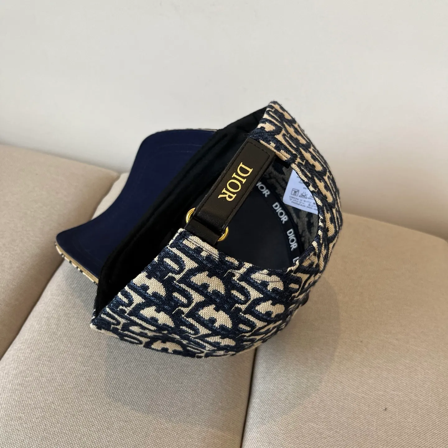 P60 [DIOR Dior] new popular simple baseball cap 🧢, new model shipped, big brand style is super easy to match, hurry up and get it!