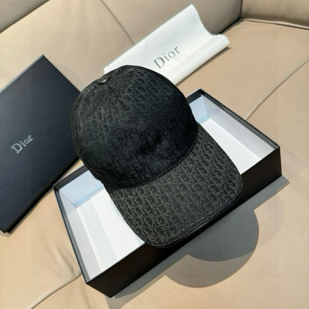 p90 New model shipped, Dior (Dior) new original baseball cap, Dior presbyopia, full of retro charm, popular out of stock at counters, 1:1 mold customization, original canvas fabric + first layer of cowhide, pure cotton lining, light and breathable! The quality is great, the basic head circumference is 56cm, and the patch is adjustable.