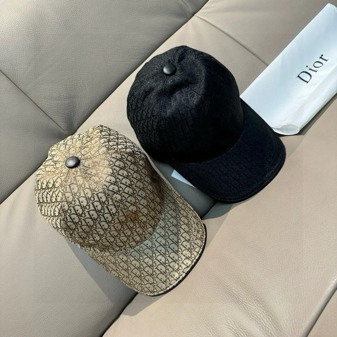 p90 New model shipped, Dior (Dior) new original baseball cap, Dior presbyopia, full of retro charm, popular out of stock at counters, 1:1 mold customization, original canvas fabric + first layer of cowhide, pure cotton lining, light and breathable! The quality is great, the basic head circumference is 56cm, and the patch is adjustable.
