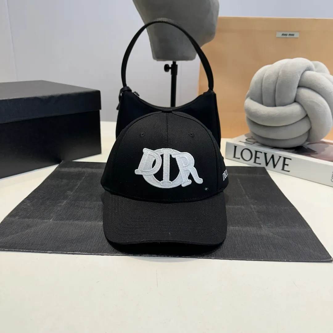 P60 Dior Baseball Cap🧢Simple and elegant❤Fashionable and generous🌹Low-key luxury. Sun protection, fashionable and versatile. Dear, hurry up and get it🤩You deserve it! Adjustable size!