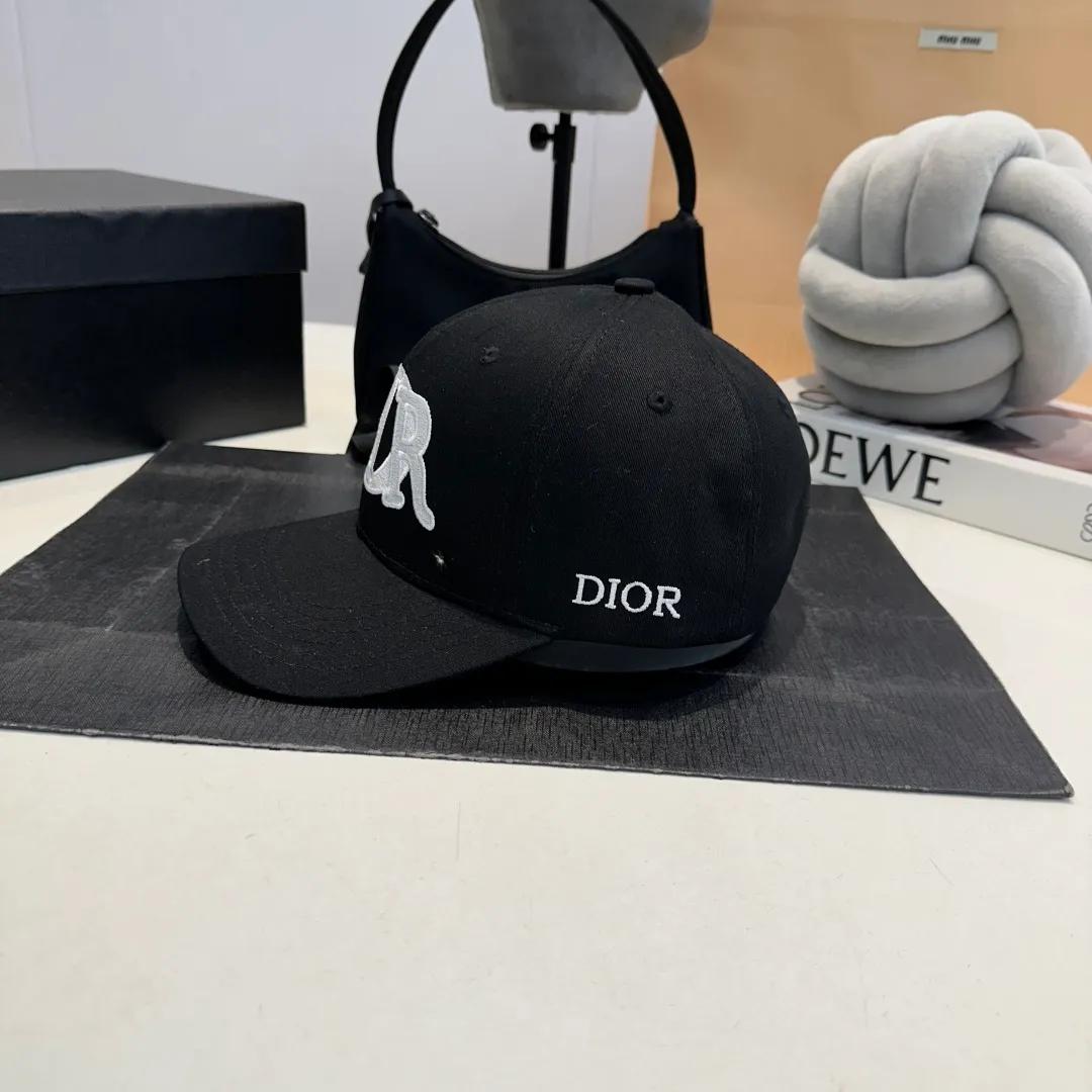 P60 Dior Baseball Cap🧢Simple and elegant❤Fashionable and generous🌹Low-key luxury. Sun protection, fashionable and versatile. Dear, hurry up and get it🤩You deserve it! Adjustable size!