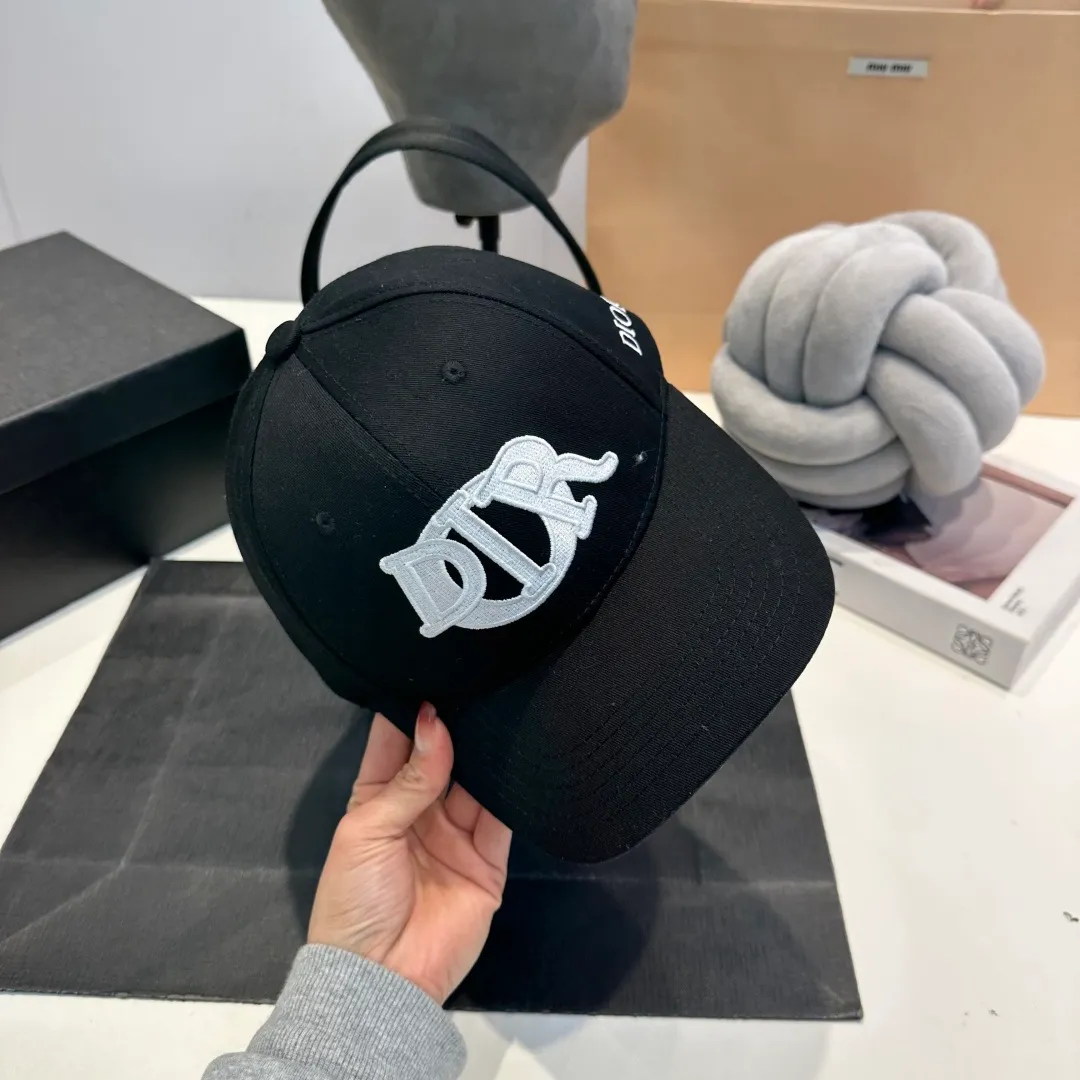 P60 Dior Baseball Cap🧢Simple and elegant❤Fashionable and generous🌹Low-key luxury. Sun protection, fashionable and versatile. Dear, hurry up and get it🤩You deserve it! Adjustable size!