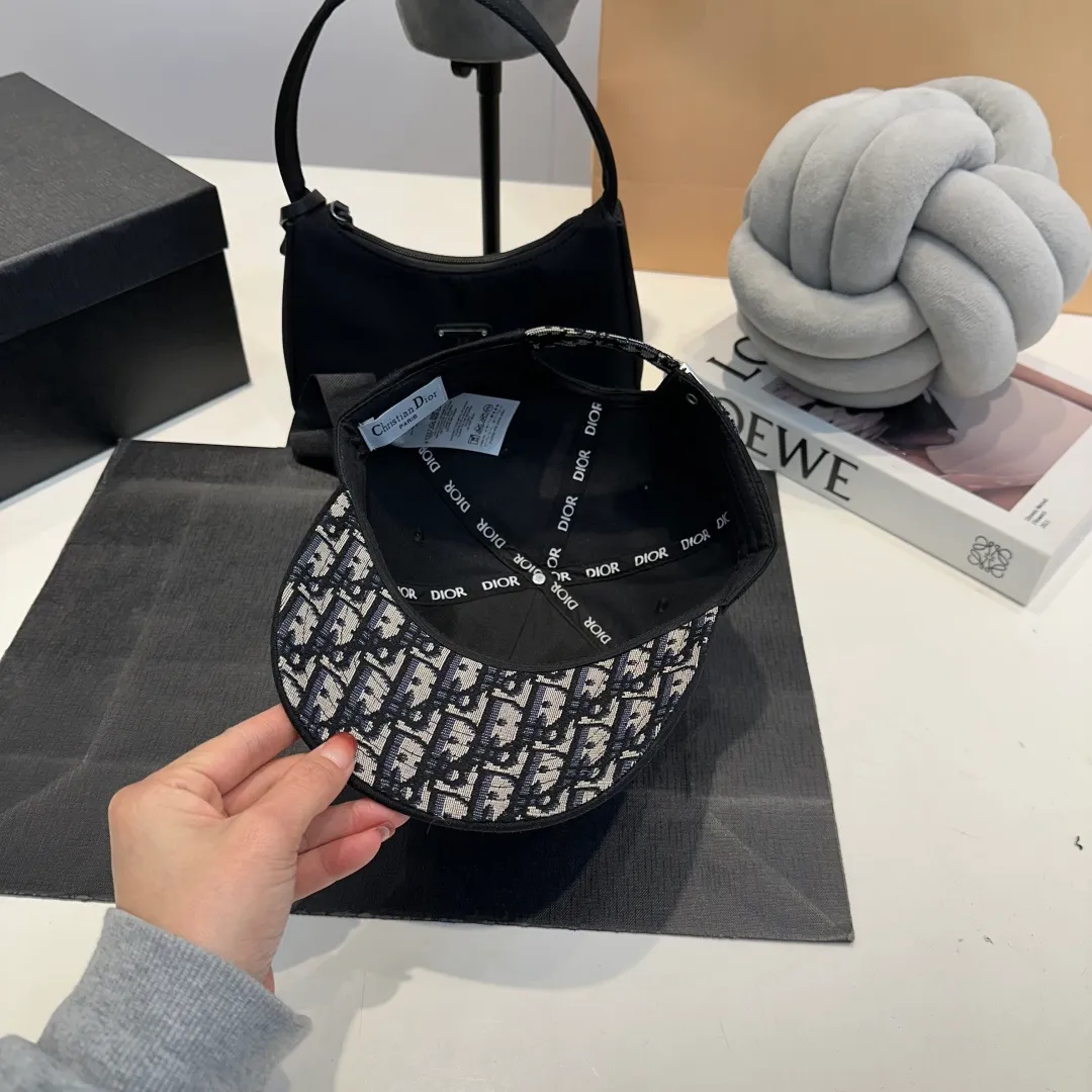 P60 Dior Baseball Cap🧢Simple and elegant❤Fashionable and generous🌹Low-key luxury. Sun protection, fashionable and versatile. Dear, hurry up and get it🤩You deserve it! Adjustable size!