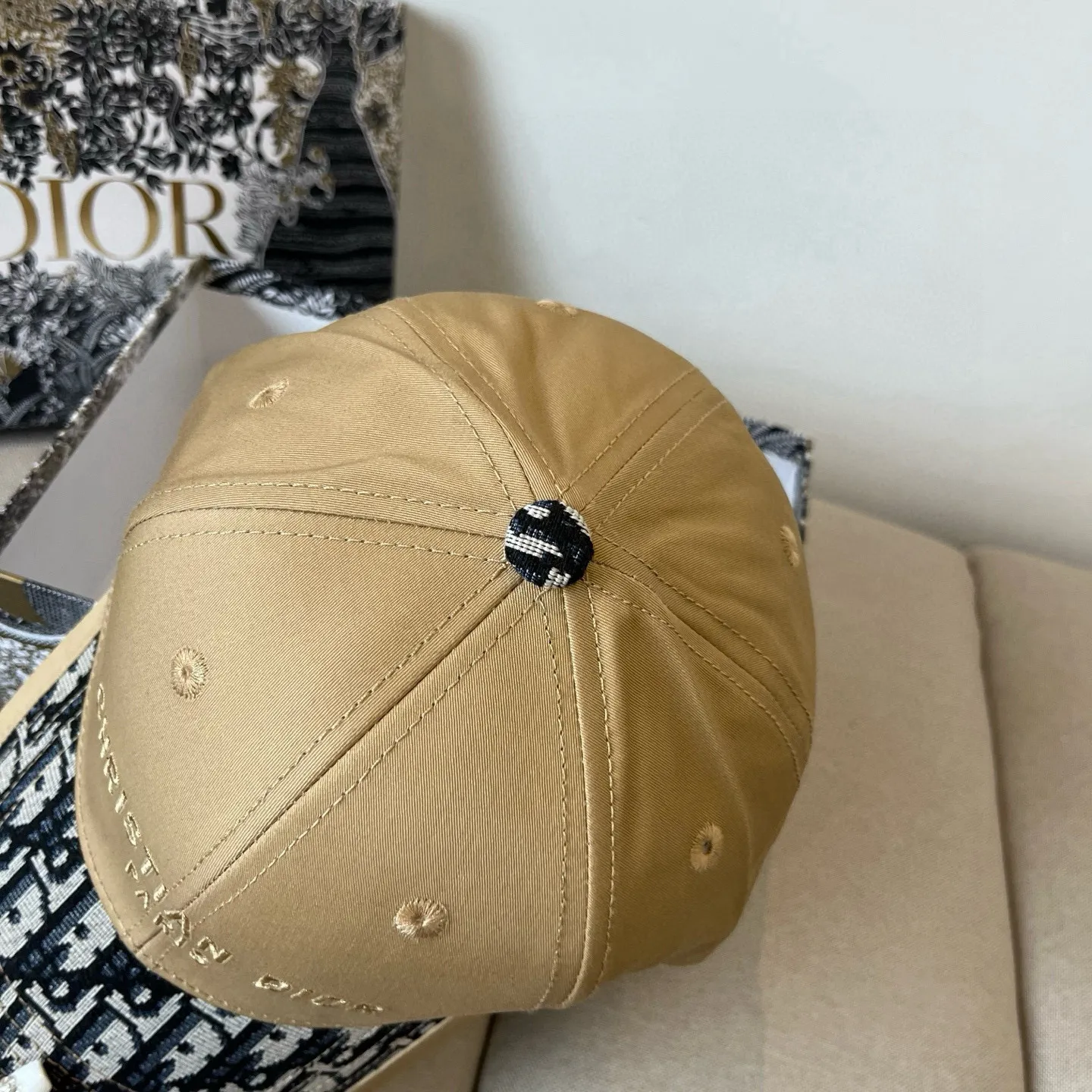 P60 [DIOR Dior] new popular simple baseball cap 🧢, new model shipped, big brand style is super easy to match, hurry up and get it!
