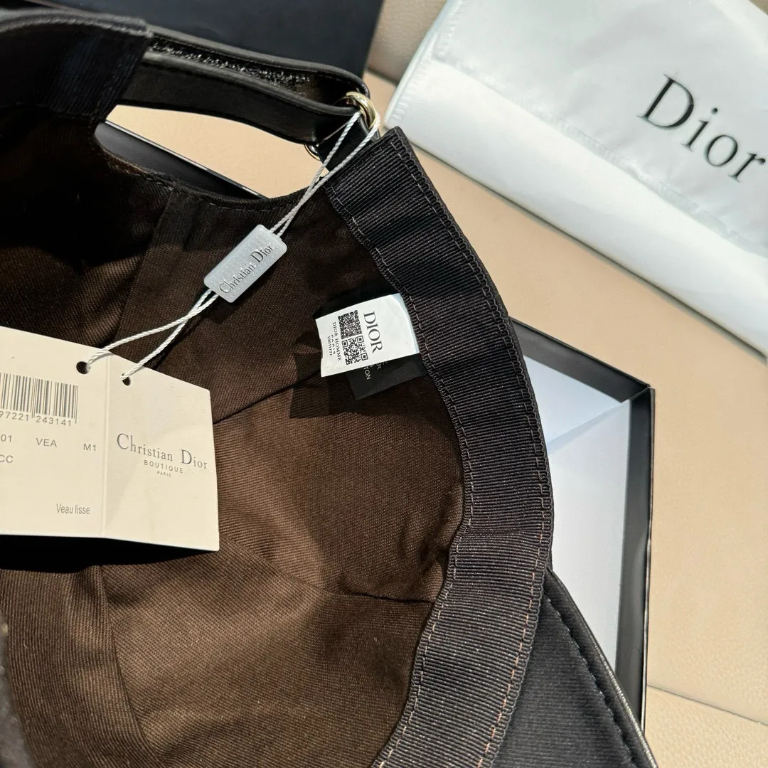 Batch 90, Dior's new original baseball cap, Dior embroidery, the same style as the Internet celebrity, 1:1 mold customization, pure cotton fabric + first layer of cowhide, pure cotton lining, light and breathable! The quality is great, the basic head circumference is 56cm, and the patch is adjustable.