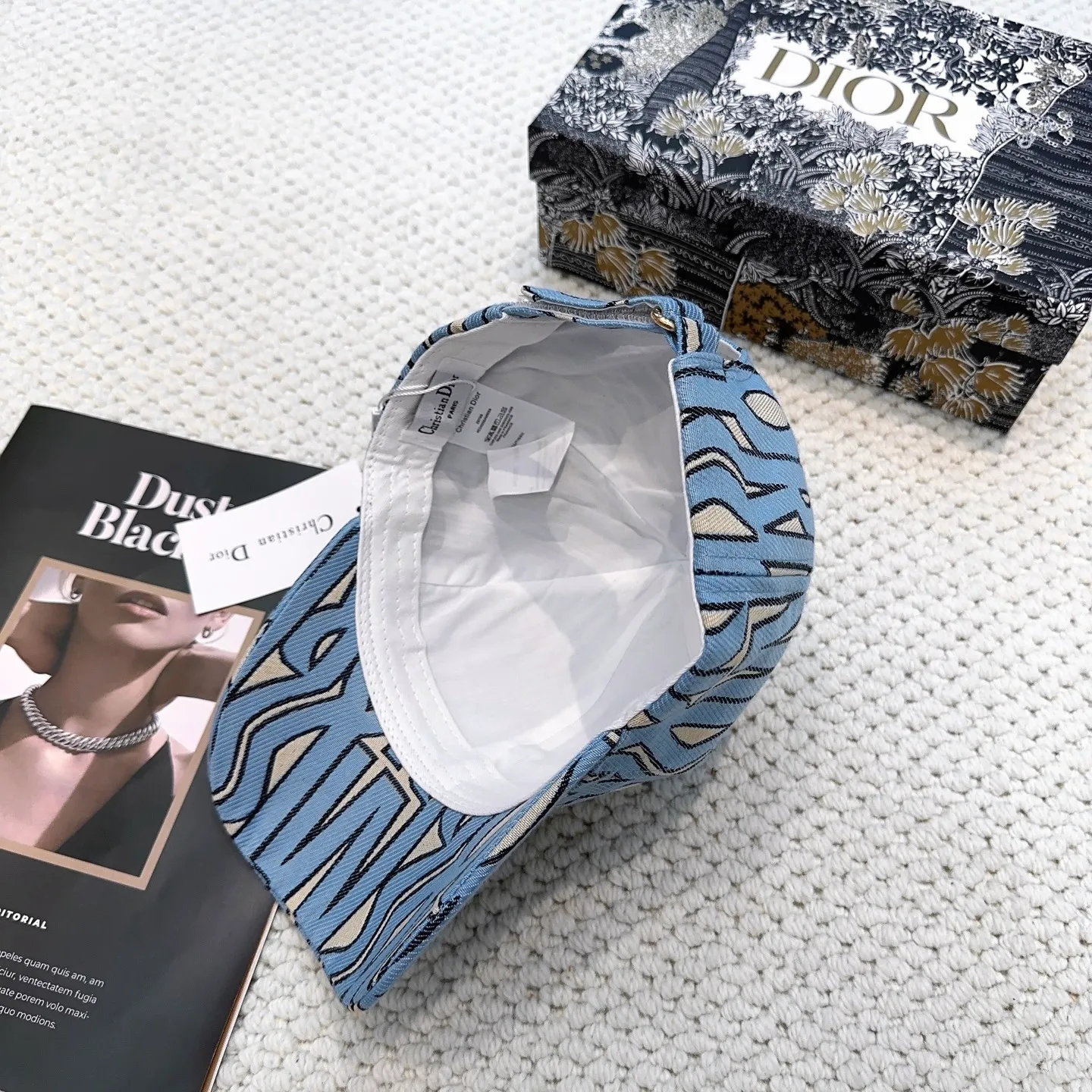 P66 Dior👒 New high version embroidered baseball cap🧢, super high sun protection index, especially small face, stylish and not soft, can be folded at will, easy to carry🤗