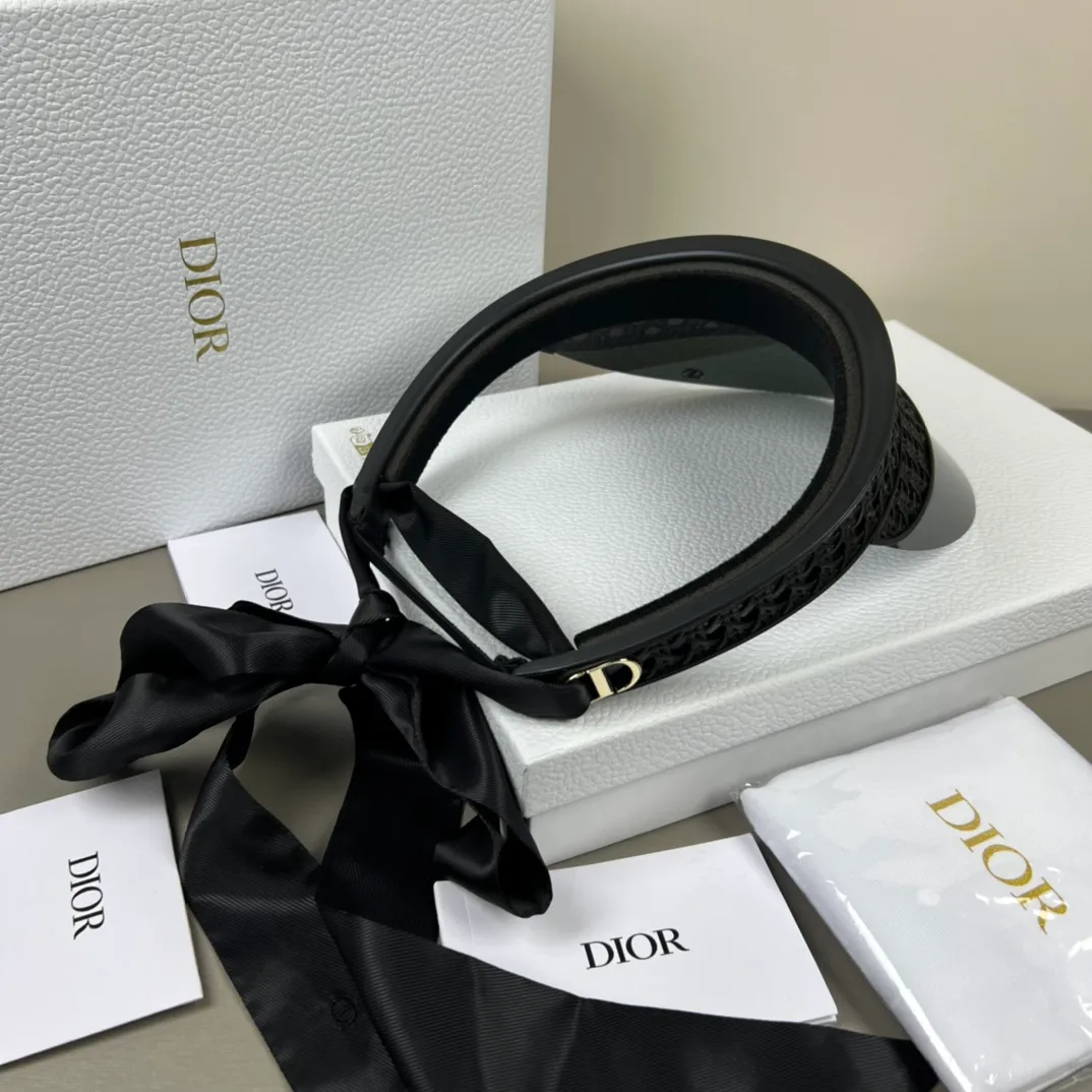 P380 💰DIOR new style | classic remodeling, elegance reborn 1. **Iconic cannage pattern element** Continuing Dior’s most representative cannage pattern, the hat body uses three-dimensional embossing technology to present the classic texture, low-key interpretation of the brand gene, and highlighting the modern style of Parisian women. 2. **Innovative detachable ribbon design** The edge of the hat brim is decorated with a lightweight ribbon (which can be freely detached), giving it multiple styles - the ribbon is tied to show elegance, and when removed, it adds a neat and modern feel, meeting the needs of different occasions. 3. **Comfortable fit structure** It adopts a three-piece cutting process and adds memory foam padding on the inside, which is light and fits the head shape. It is comfortable and pressure-free when worn for a long time, taking into account both fashion and practicality. 4. **Functional hat brim upgrade** Inspired by the hat brim design of the Dior series, the slightly widened arc not only modifies the face shape, but also effectively blocks the sun, creating a perfect balance between practicality and artistry. **New series, continuing French elegance** Dior's new style reshapes classics with ingenious craftsmanship, combining the brand's iconic elements with modern functionality to provide urban women with daily choices that combine aesthetics and comfort.
