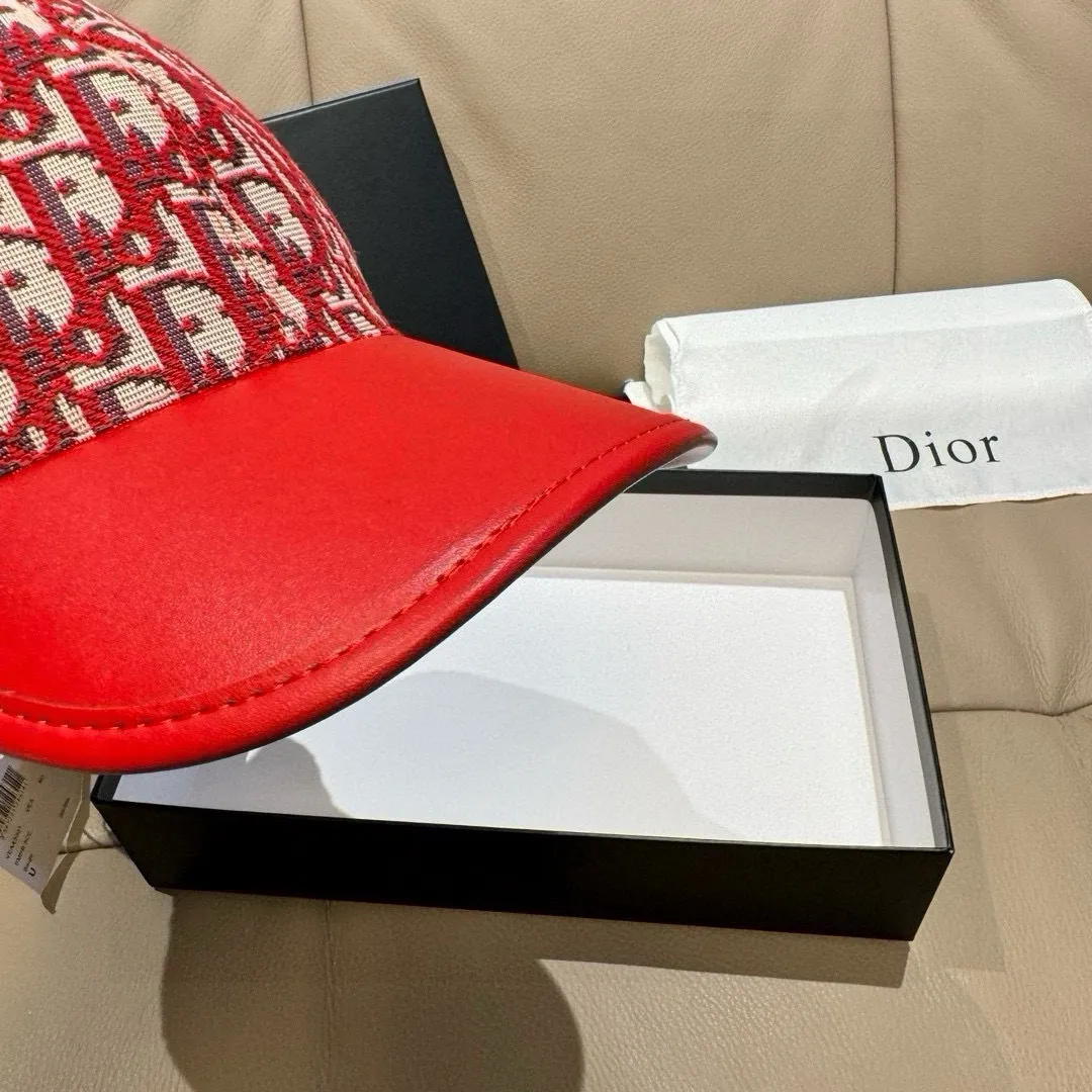P90, Dior's new original baseball cap, Dior presbyopic patchwork leather, full of retro charm, popular new model at the counter, 1:1 mold customization, original canvas fabric + first-layer cowhide, pure cotton lining, light and breathable! The quality is great, the basic head circumference is 56cm, and the patch is adjustable.