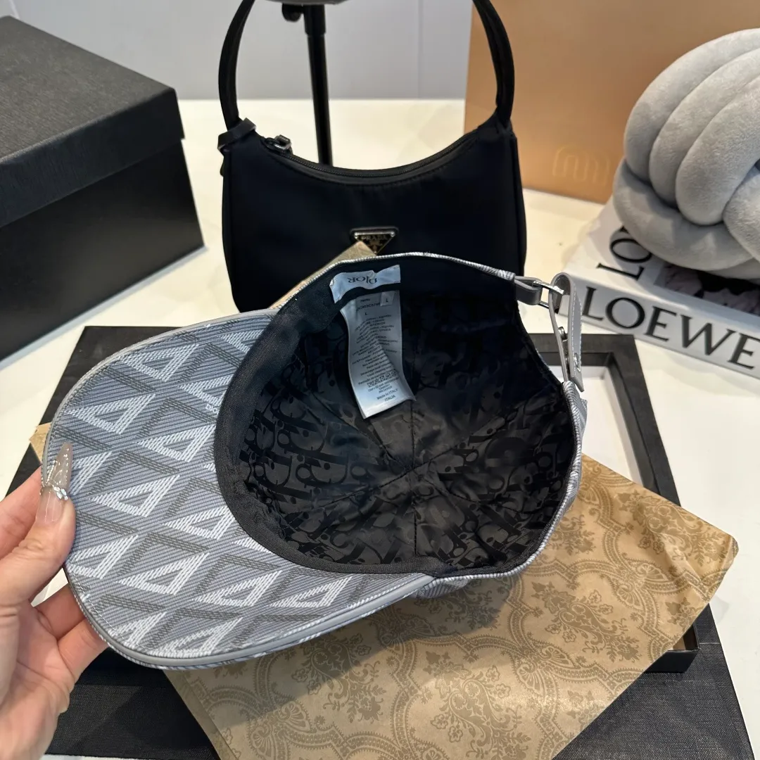 P160 This hat is decorated with the classic Oblique print to pay tribute to Dior's heritage. Crafted from gradient gray jacquard technical fabric, the back straps are adjustable for a snug fit. Easily paired with pieces from the collection for a classic look. Adjustable rear side straps with metal buckle Body: 100% polyamide Black Lining: 100% cotton Filling: 100% polyester