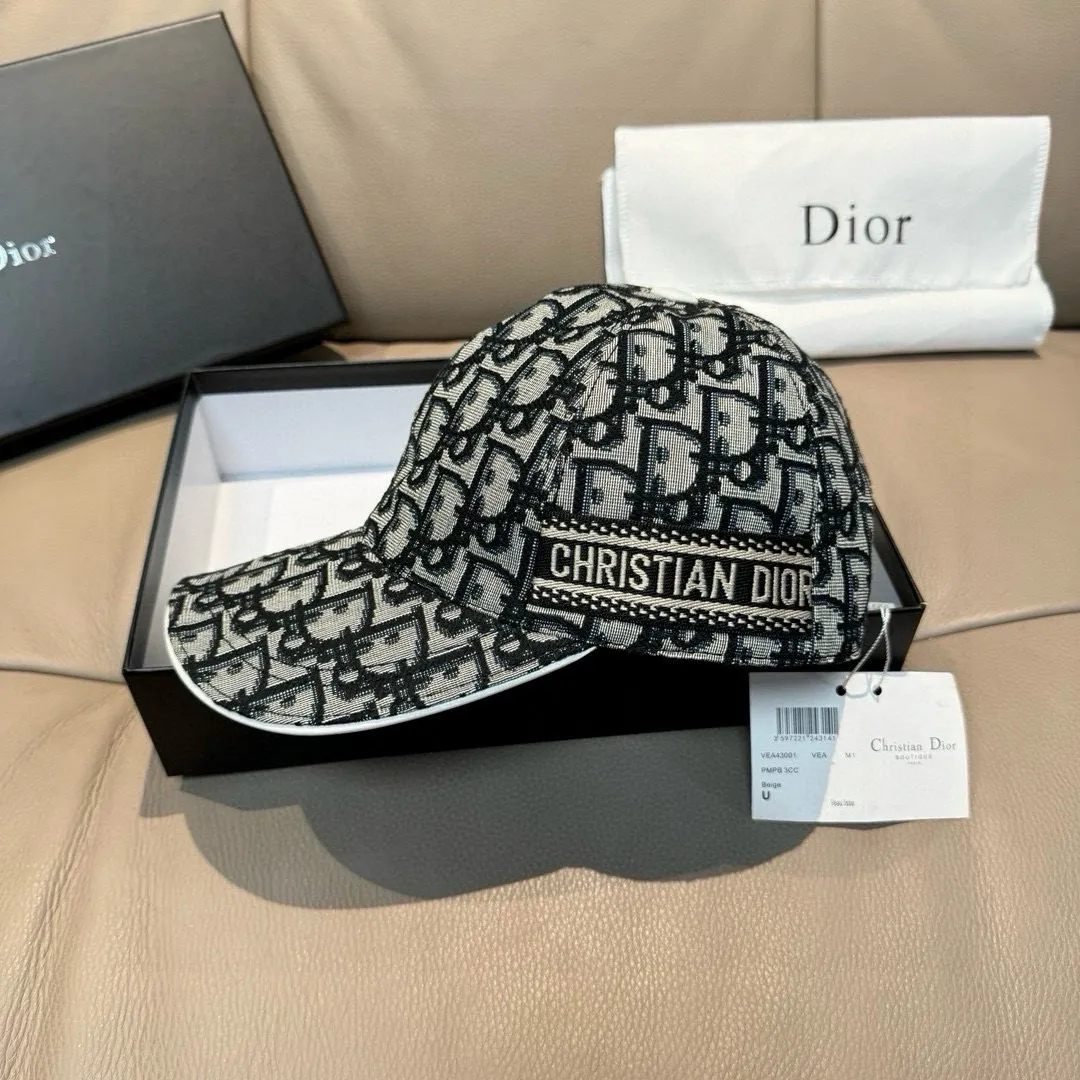 Batch 90, Dior's new original baseball cap, Dior presbyopia, full of retro charm, popular out of stock at counters, 1:1 mold customization, original canvas fabric + first-layer cowhide, pure cotton lining, light and breathable! The quality is great, the basic head circumference is 56cm, and the patch is adjustable.