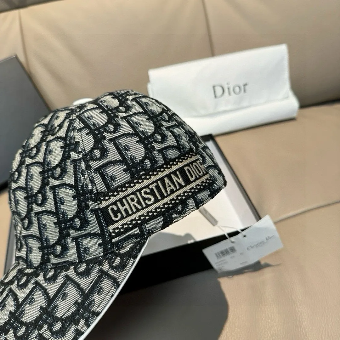 Batch 90, Dior's new original baseball cap, Dior presbyopia, full of retro charm, popular out of stock at counters, 1:1 mold customization, original canvas fabric + first-layer cowhide, pure cotton lining, light and breathable! The quality is great, the basic head circumference is 56cm, and the patch is adjustable.