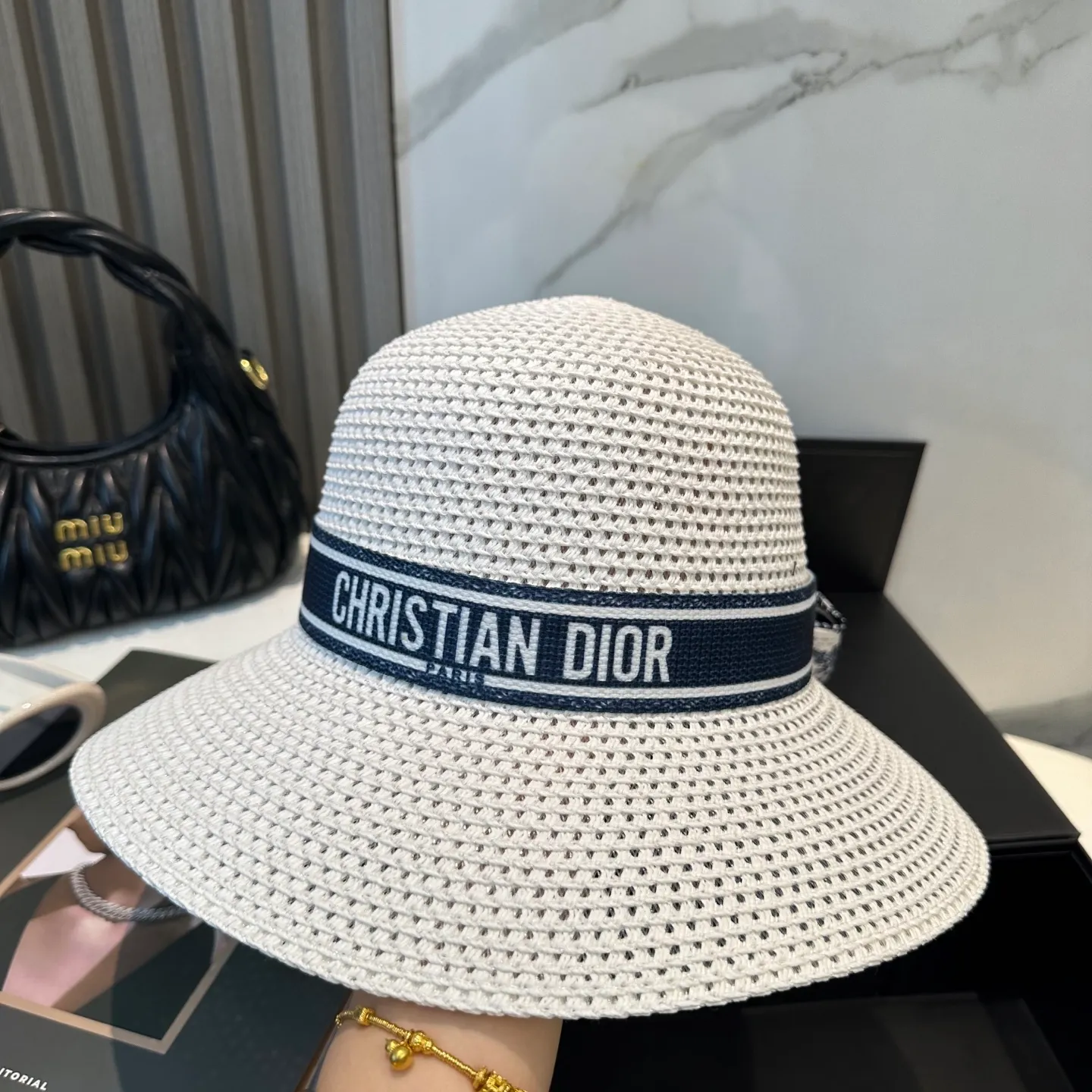 P70 [DIOR Dior] hot style webbed straw hat 🤩Details are controlled, simple and elegant, versatile item ~ the first choice for going out on the street, the new hat style is super beautiful