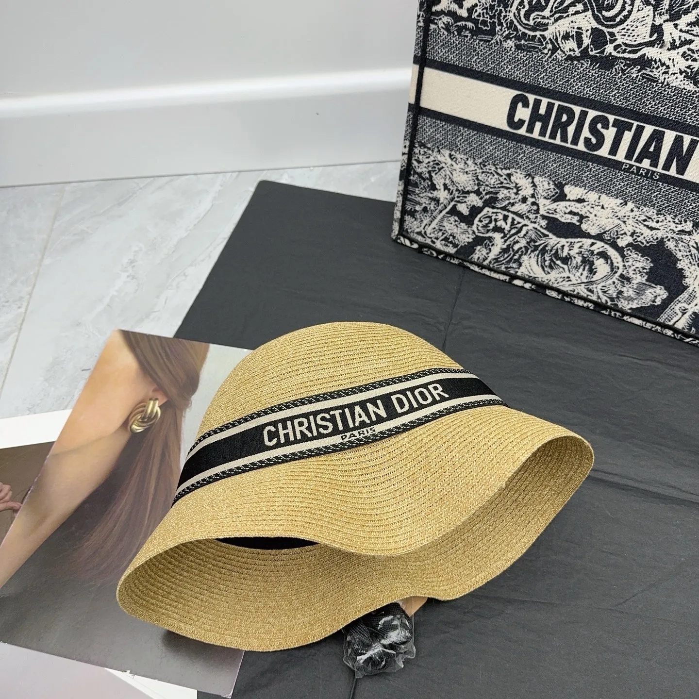 DIOR’s new 🌟 high-end braided basin hat is foldable‼ ️