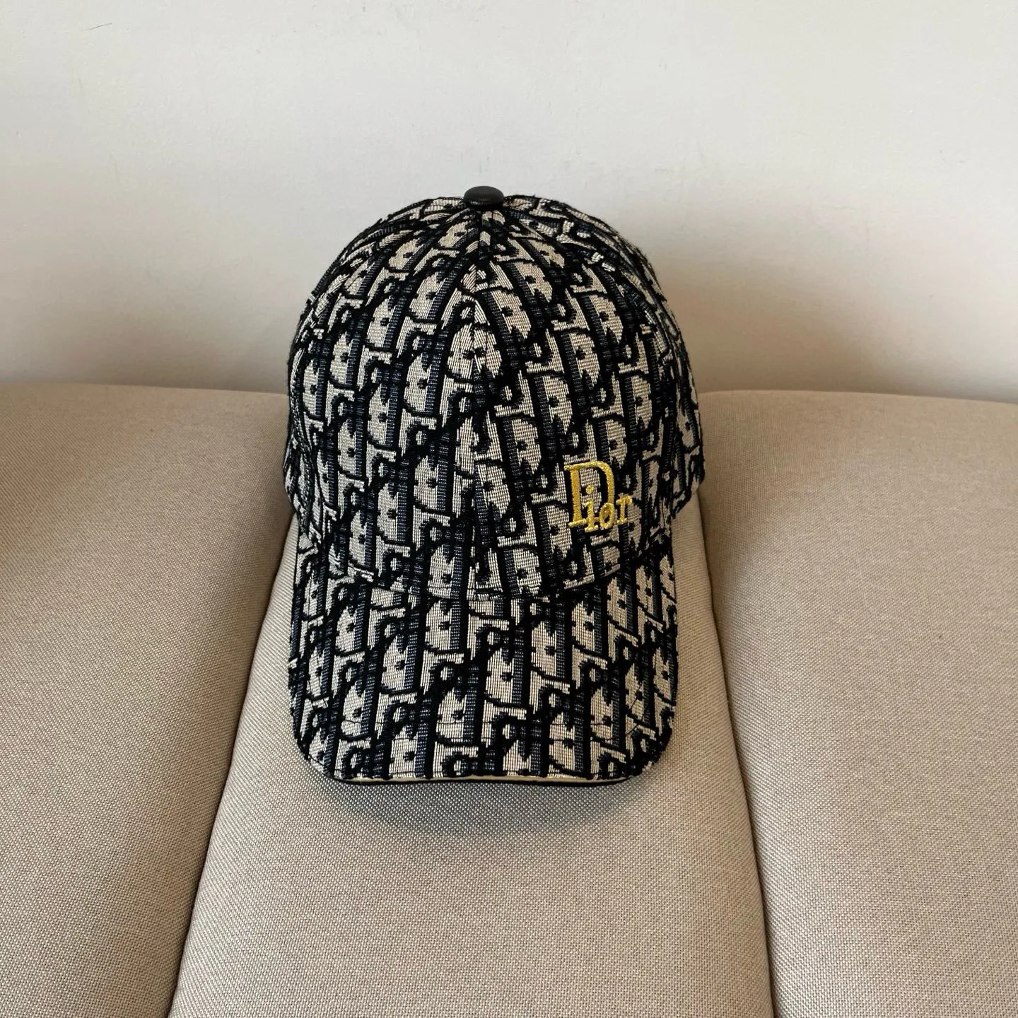 P60 [DIOR Dior] new popular simple baseball cap 🧢, new model shipped, big brand style is super easy to match, hurry up and get it!