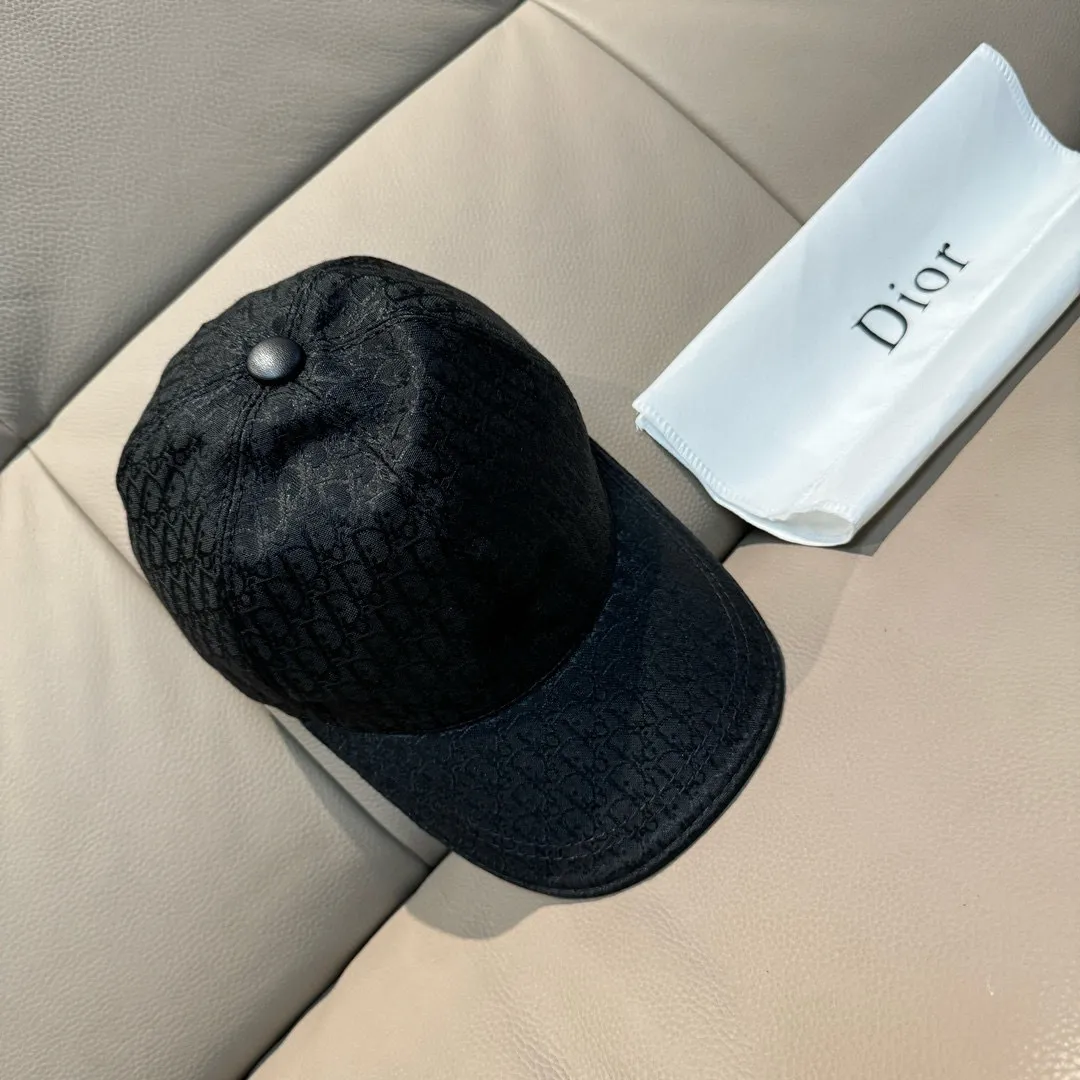 p90 New model shipped, Dior (Dior) new original baseball cap, Dior presbyopia, full of retro charm, popular out of stock at counters, 1:1 mold customization, original canvas fabric + first layer of cowhide, pure cotton lining, light and breathable! The quality is great, the basic head circumference is 56cm, and the patch is adjustable.