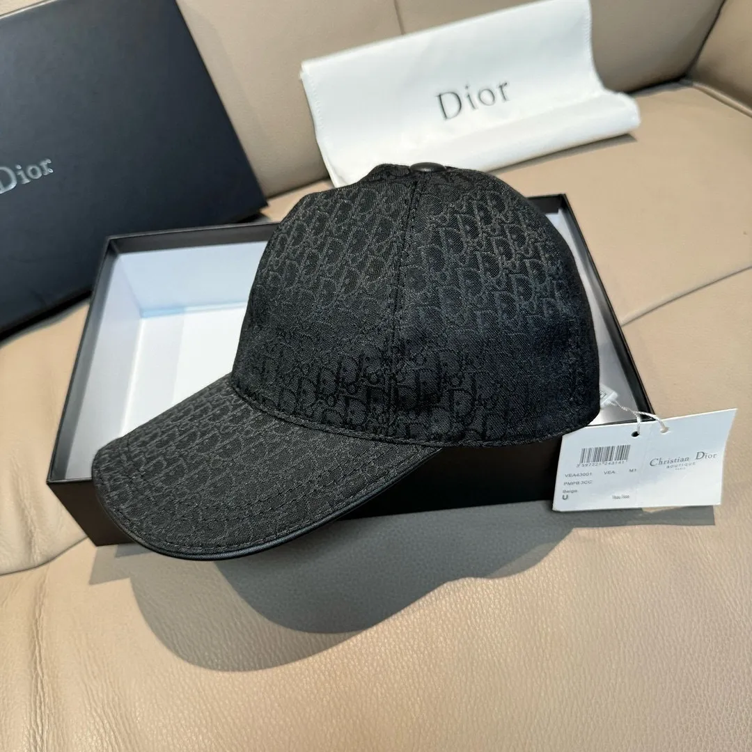p90 New model shipped, Dior (Dior) new original baseball cap, Dior presbyopia, full of retro charm, popular out of stock at counters, 1:1 mold customization, original canvas fabric + first layer of cowhide, pure cotton lining, light and breathable! The quality is great, the basic head circumference is 56cm, and the patch is adjustable.