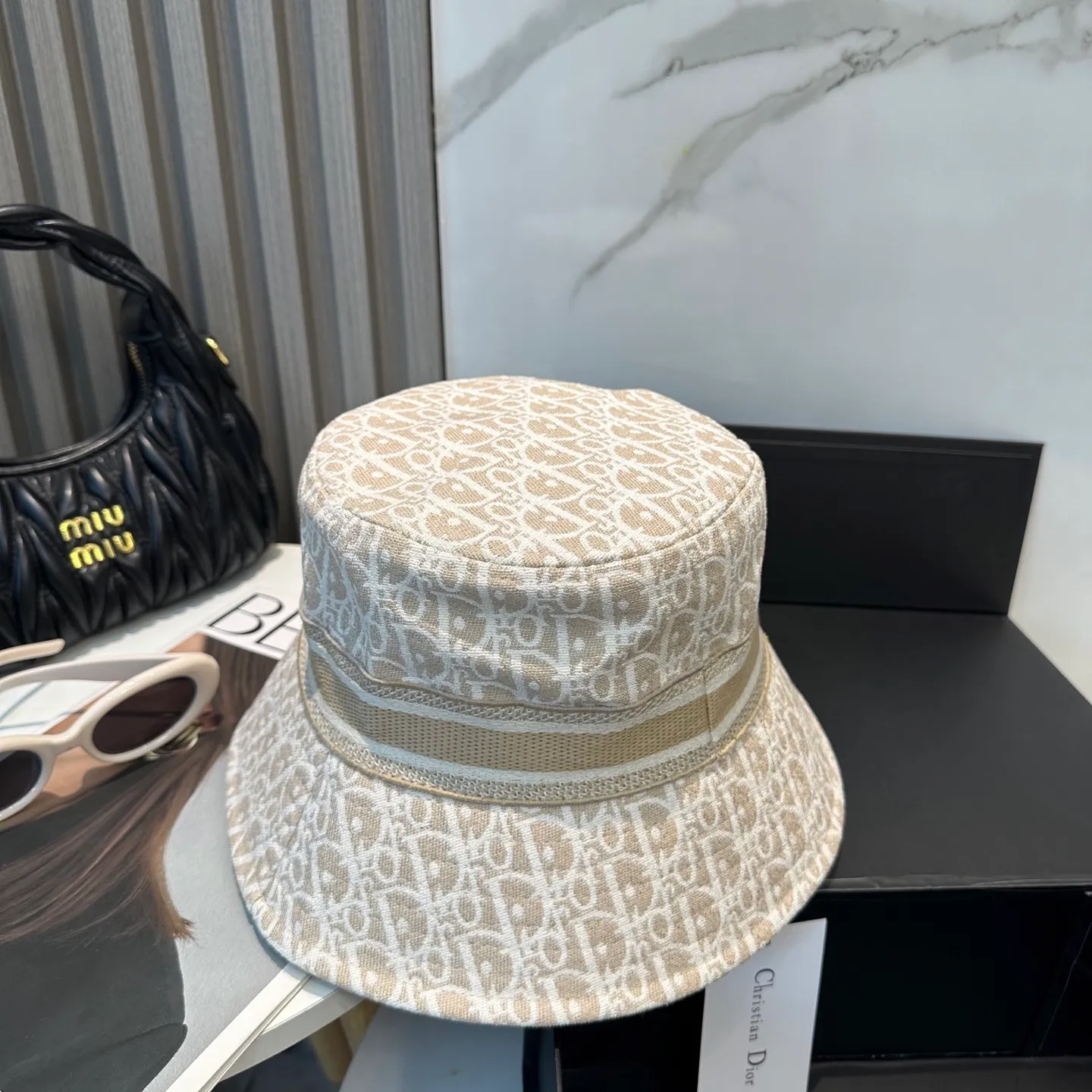 P86 👒Dior👒 😍The latest double-sided embroidered Dior logo fisherman hat from the official website, with super high sun protection index, especially for a small face, stylish and not soft, can be folded at will, easy to carry🤗