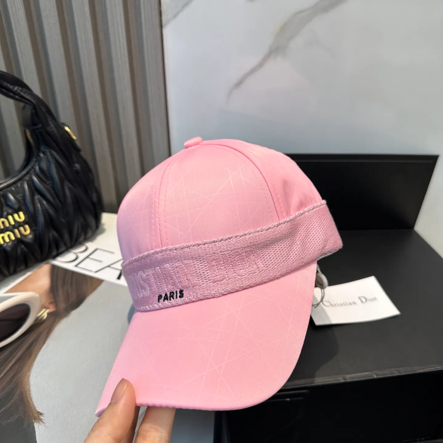 P60 Dior👒 high version web logo baseball cap🧢, super high sun protection index, especially small face, stylish but not soft, can be folded at will, easy to carry🤗