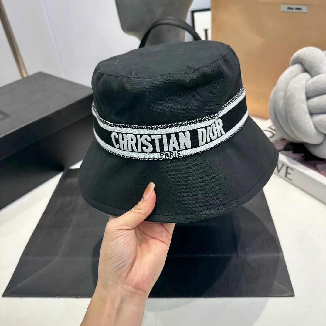P70 Dior Dior's new original fisherman's hat, exquisite and pure, stylish and stylish, cool and fashionable, out of stock at the counter, popular, great quality