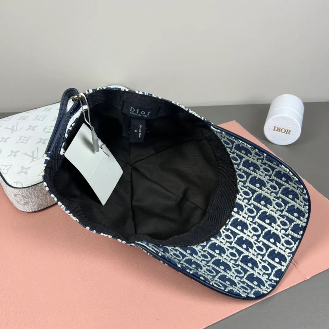100💰Dior (Dior) new original baseball cap, Dior presbyopia, full of retro charm, popular out of stock at the counter, 1:1 mold customization, original canvas fabric + first layer of cowhide, pure cotton lining, light and breathable! The quality is great, the basic head circumference is 56cm, and the patch is adjustable.