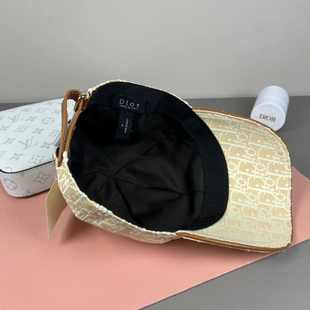 100💰Dior (Dior) new original baseball cap, Dior presbyopia, full of retro charm, popular out of stock at the counter, 1:1 mold customization, original canvas fabric + first layer of cowhide, pure cotton lining, light and breathable! The quality is great, the basic head circumference is 56cm, and the patch is adjustable.