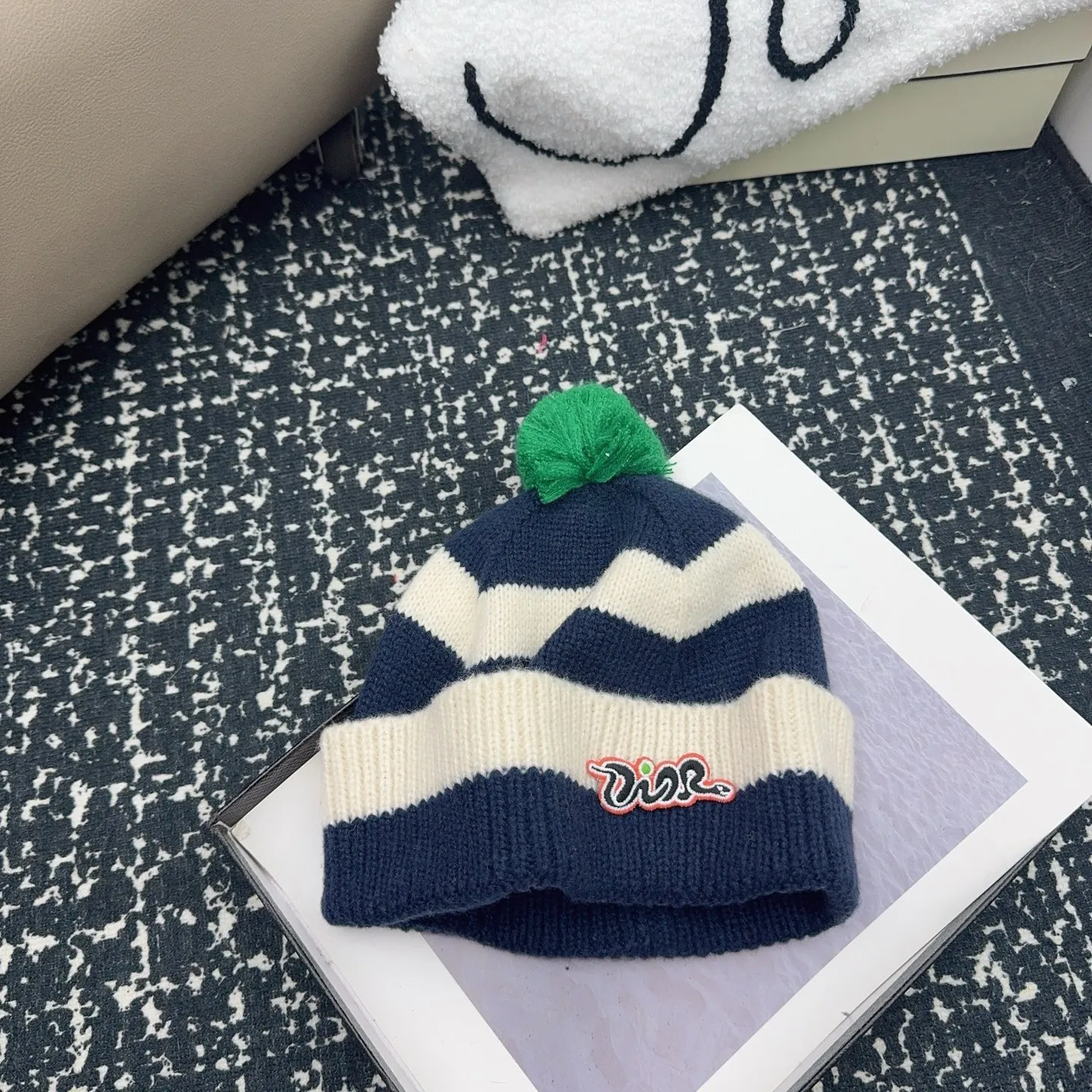 🎄 DIOR’s new knitted hat is full of atmosphere~