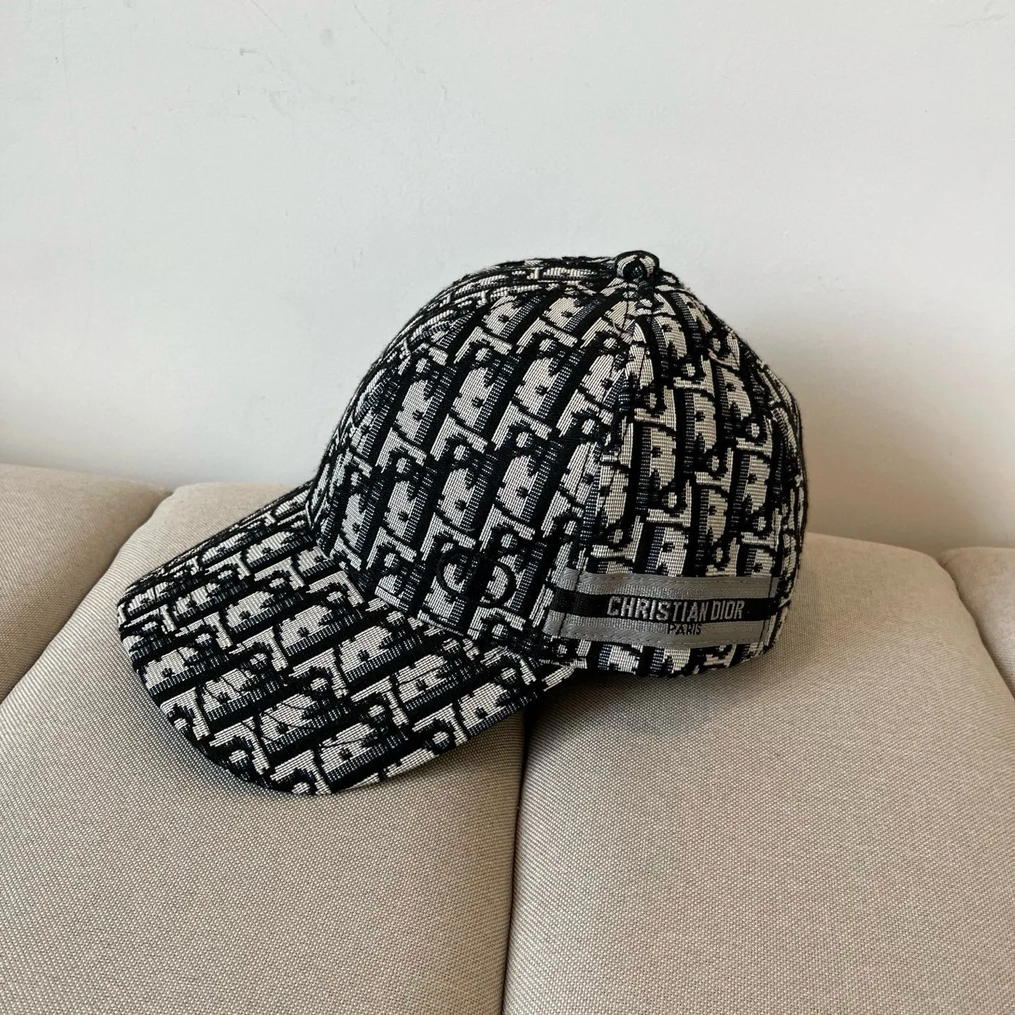 P60 [DIOR Dior] new popular simple baseball cap 🧢, new model shipped, big brand style is super easy to match, hurry up and get it!