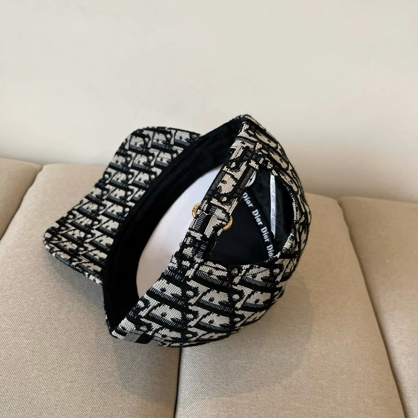 P60 [DIOR Dior] new popular simple baseball cap 🧢, new model shipped, big brand style is super easy to match, hurry up and get it!