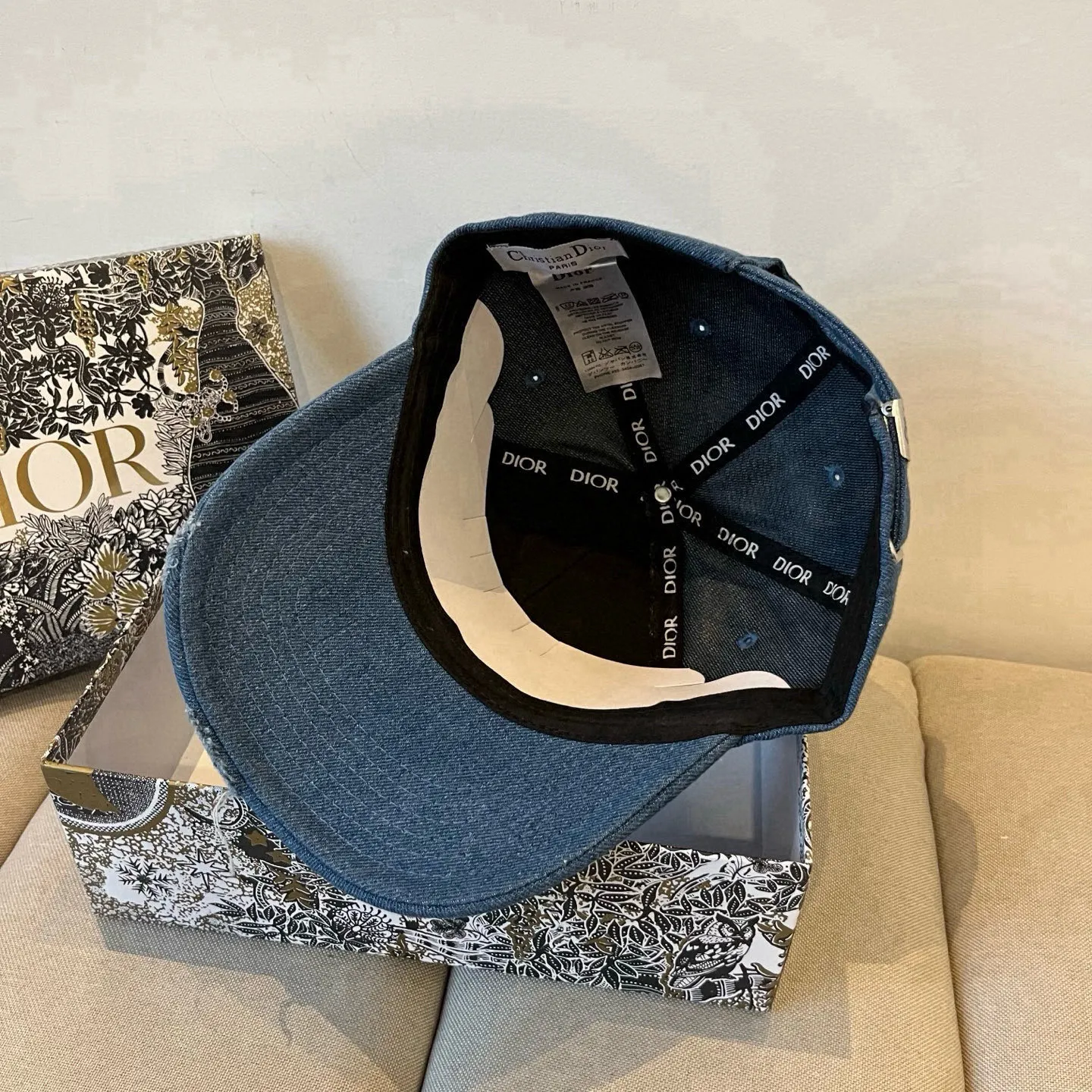 P60 [DIOR Dior] new popular simple baseball cap 🧢, new model shipped, big brand style is super easy to match, hurry up and get it!