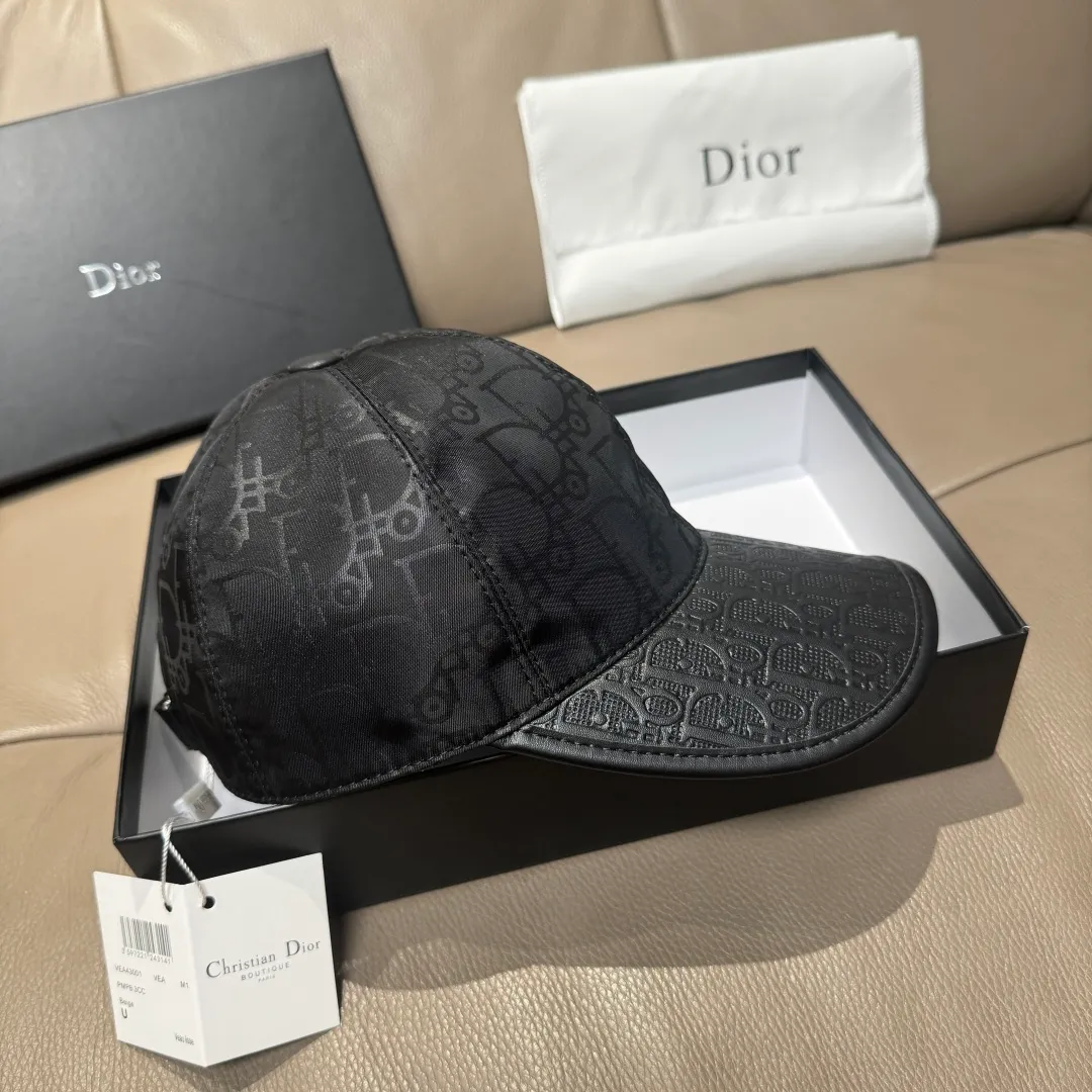 P90, Dior's new original baseball cap, Dior presbyopic leather, full of retro charm, 1:1 mold customization, original satin fabric + first-layer cowhide, pure cotton lining, light and breathable! The quality is great, the basic head circumference is 56cm, and the patch is adjustable.