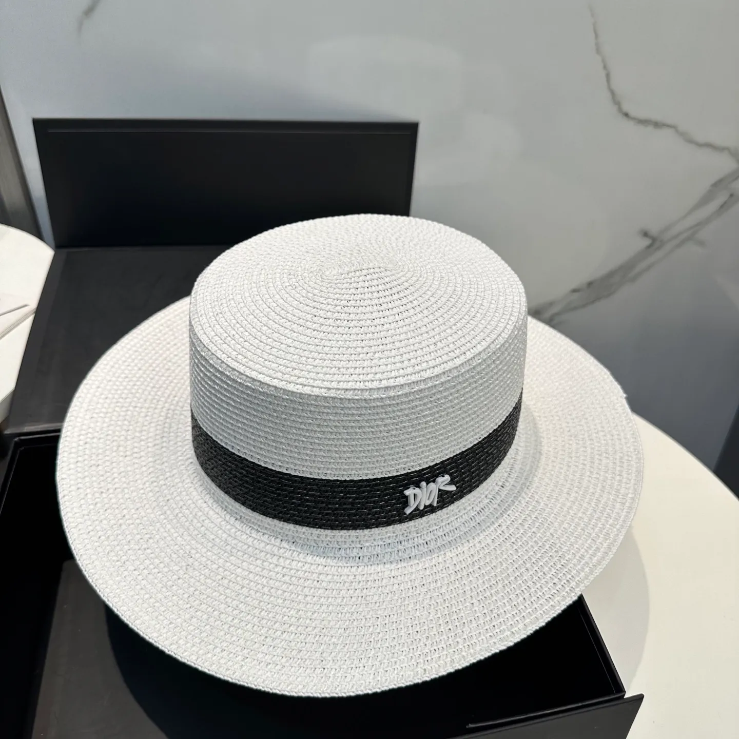 P70 Dior2025 new straw hat, advanced customization, lady style, attention to detail, sun protection and UV protection in summer, a must-have for travel, versatile and good-looking