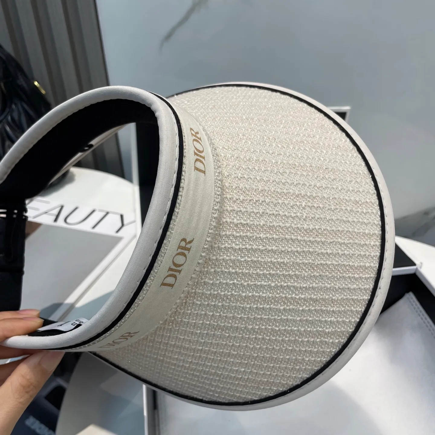 P60 Dior's new hollow-top hat is a sun hat that you'll fall in love with at first glance. In summer, you need a unique hat to reduce eye pressure. This elegant hollow-top hat is perfect for it!