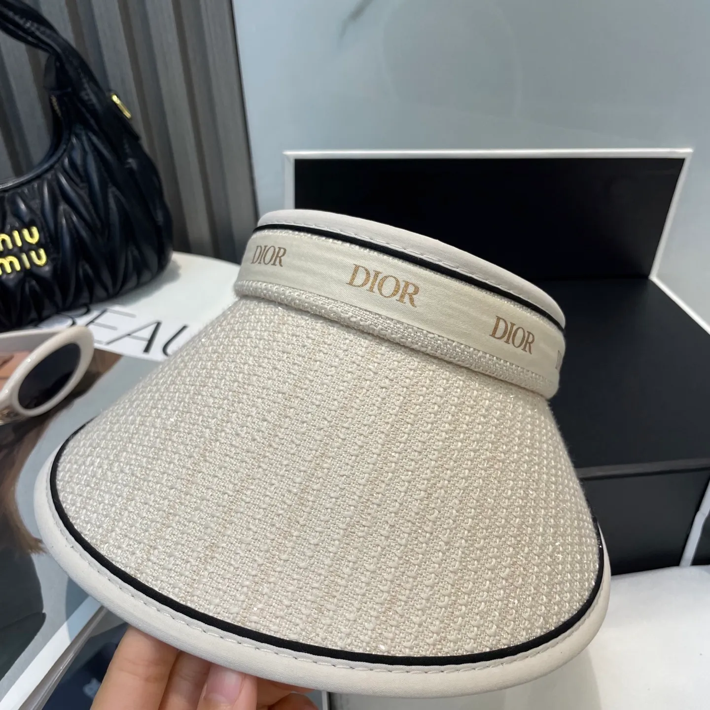 P60 Dior's new hollow-top hat is a sun hat that you'll fall in love with at first glance. In summer, you need a unique hat to reduce eye pressure. This elegant hollow-top hat is perfect for it!