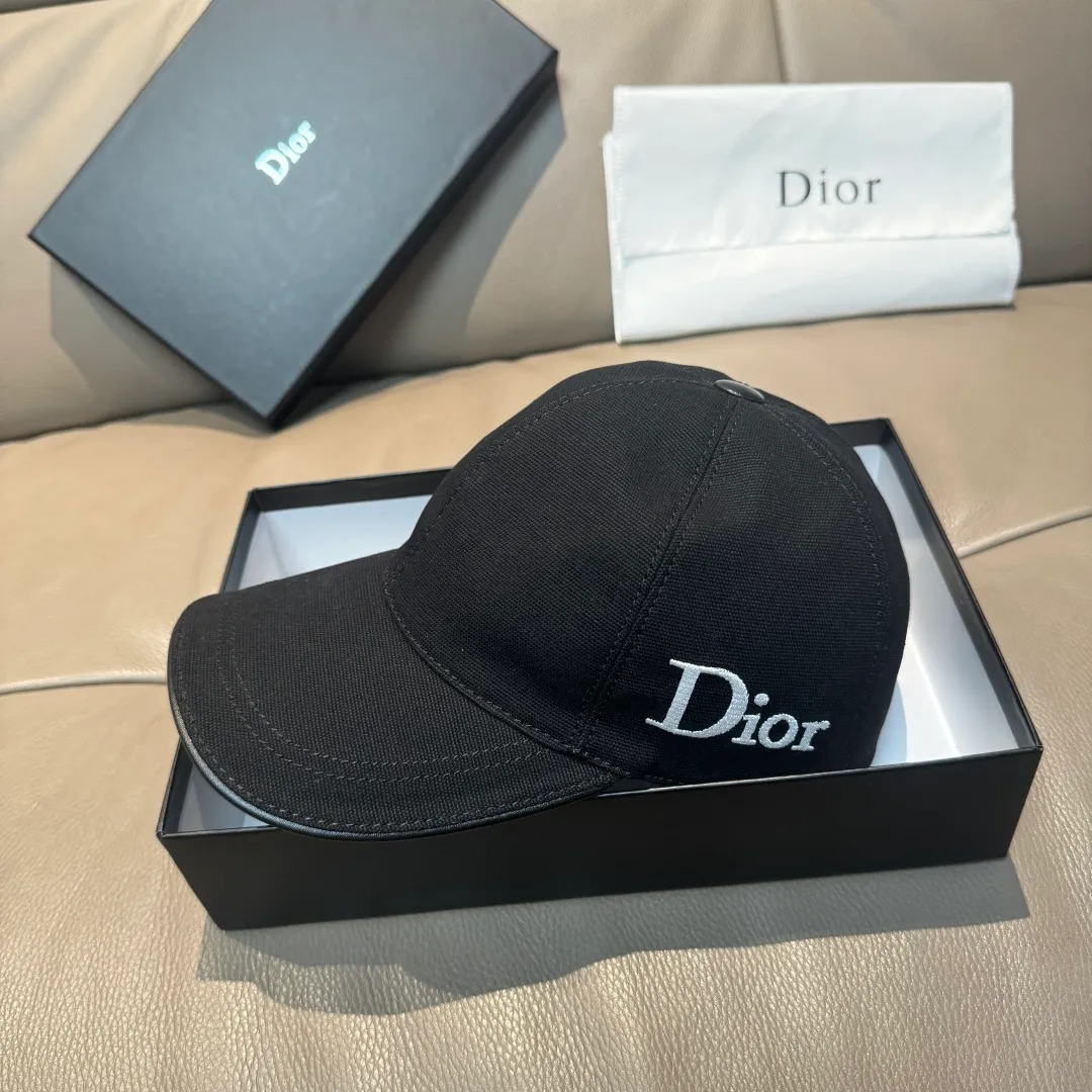 p90, original Dior baseball cap, embroidered with the same letters as the Internet celebrity, 1:1 mold opening and customization at the counter, original canvas + first-layer cowhide, light and breathable! The quality is great, the basic head circumference is 56cm, and the patch is adjustable. Available in black and white
