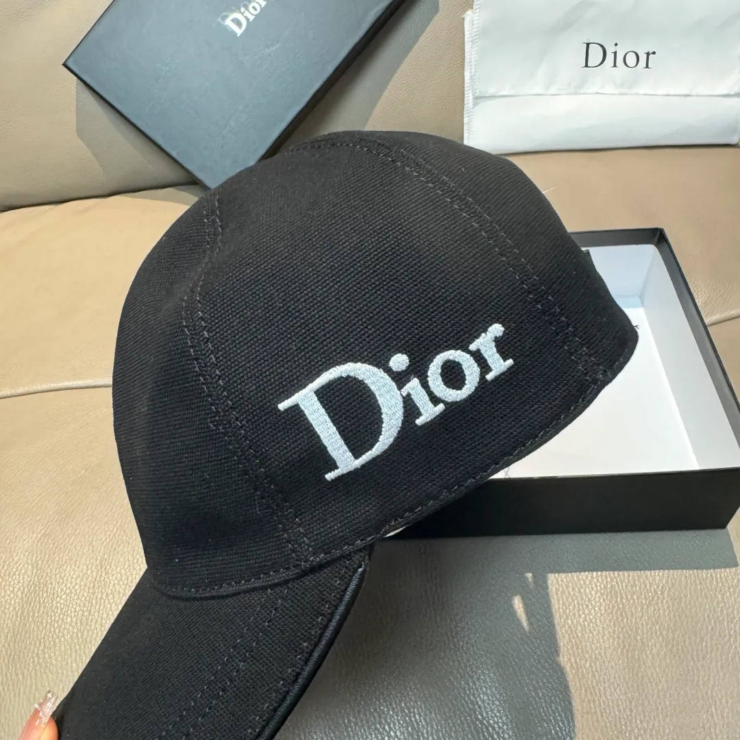 p90, original Dior baseball cap, embroidered with the same letters as the Internet celebrity, 1:1 mold opening and customization at the counter, original canvas + first-layer cowhide, light and breathable! The quality is great, the basic head circumference is 56cm, and the patch is adjustable. Available in black and white