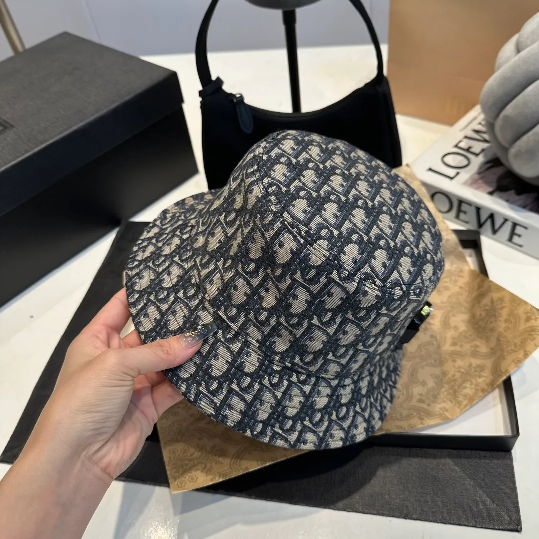 Batch 240 Dior Montaigne bucket hat, whoever wears it will be more beautiful. Create a unique sense of fashion inspired by the elegance of Avenue Montaigne. The delicate leather trim is cleverly matched with the hat body, highlighting the exquisite craftsmanship. The unique hat design fits the curve of the head, making it comfortable and fashionable to wear. Whether on the sunny beach or on the bustling city streets, it can be your perfect match. Instantly enhance your aura, make you stand out from the crowd, easily gain the fashion C position, and become the darling of the fashion circle.