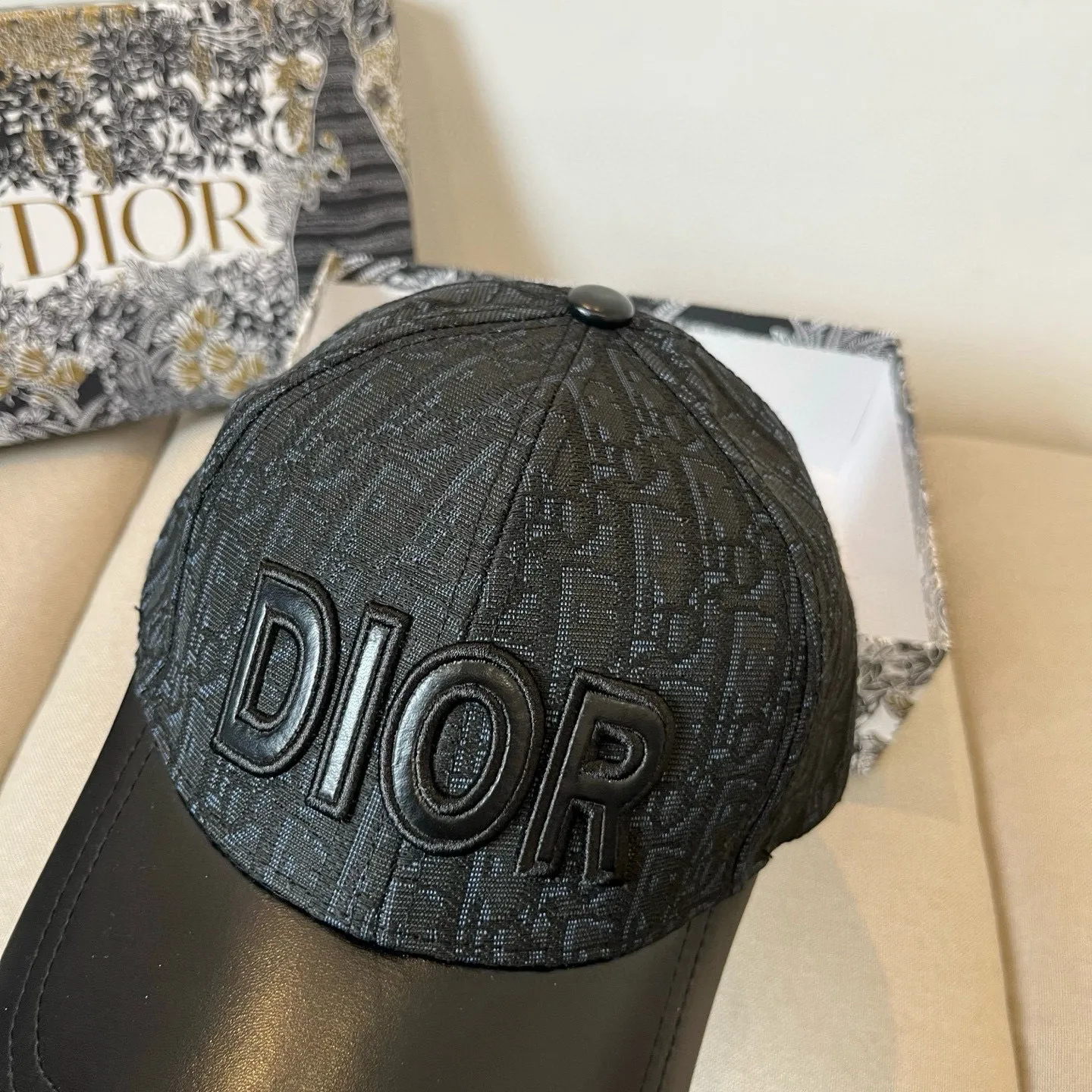 P60 [DIOR Dior] new popular simple baseball cap 🧢, new model shipped, big brand style is super easy to match, hurry up and get it!